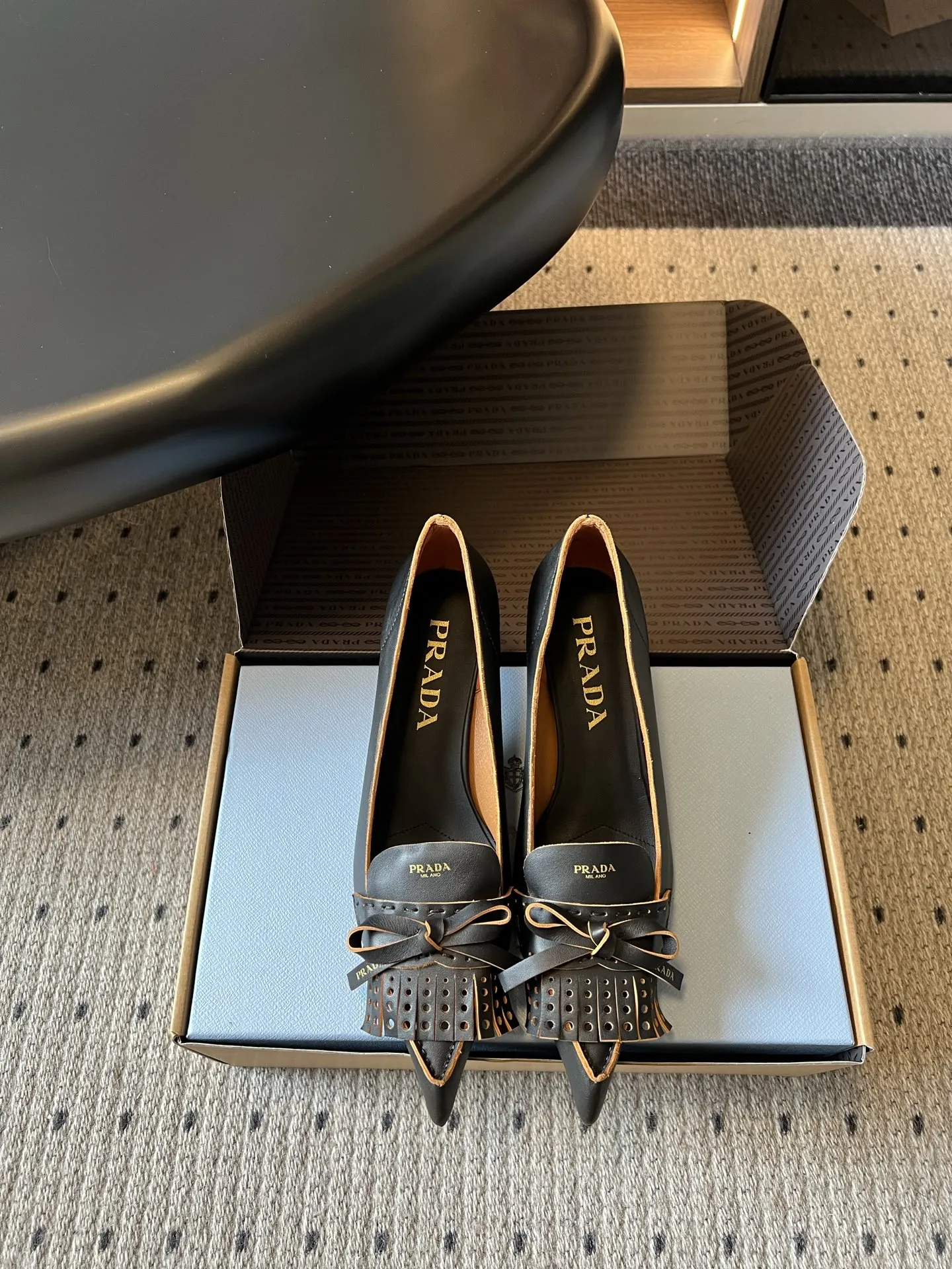 顶级品质p370 Prada*26ss夏季新款流苏尖头高跟鞋 把品牌标志性的摩登优雅调性和日常实用性平衡得恰到好处，利落的尖头廓形搭配精致流苏与蝴蝶结设计，没有多余的装饰，只用干净流畅的线条，就把意大利经典鞋履的精致感完全展现了出来。 鞋面选用细腻柔软的皮革打造，触感顺滑又富有质感，鞋身走线工整利落，鞋头的尖型剪裁修饰脚型的效果堪称一绝，搭配标志性的流苏与蝴蝶结细节，兼顾了造型感与日常穿着的便利性，整体风格既利落干练，又自带温柔知性的氛围。 鞋面：牛皮 内里：羊皮 大底：意大利真皮大底 size：35-42码（40、41、42码定制不退换） 跟高：5cm