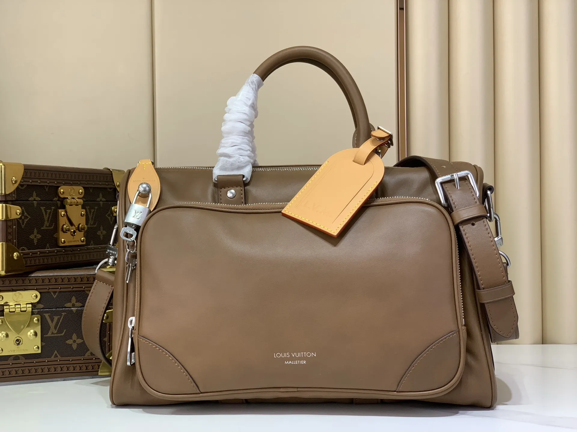 出厂价910【台湾货】M28100棕色 全皮男包旅行袋 KEEPALL CARGO BANDOULI&Egrave;RE 35 手袋 本款 Keepall Cargo Bandouli&egrave;re 35 手袋取材经过轻微打磨的柔软牛皮革，再以经典牛皮革打造名牌和拉链头，搭配提花内衬和拉链前袋。顶部手柄和可拆卸并调节的肩带实现灵活背携。尺寸：35.5 x 21 x 22 厘米 (长度 x 高 x 宽)