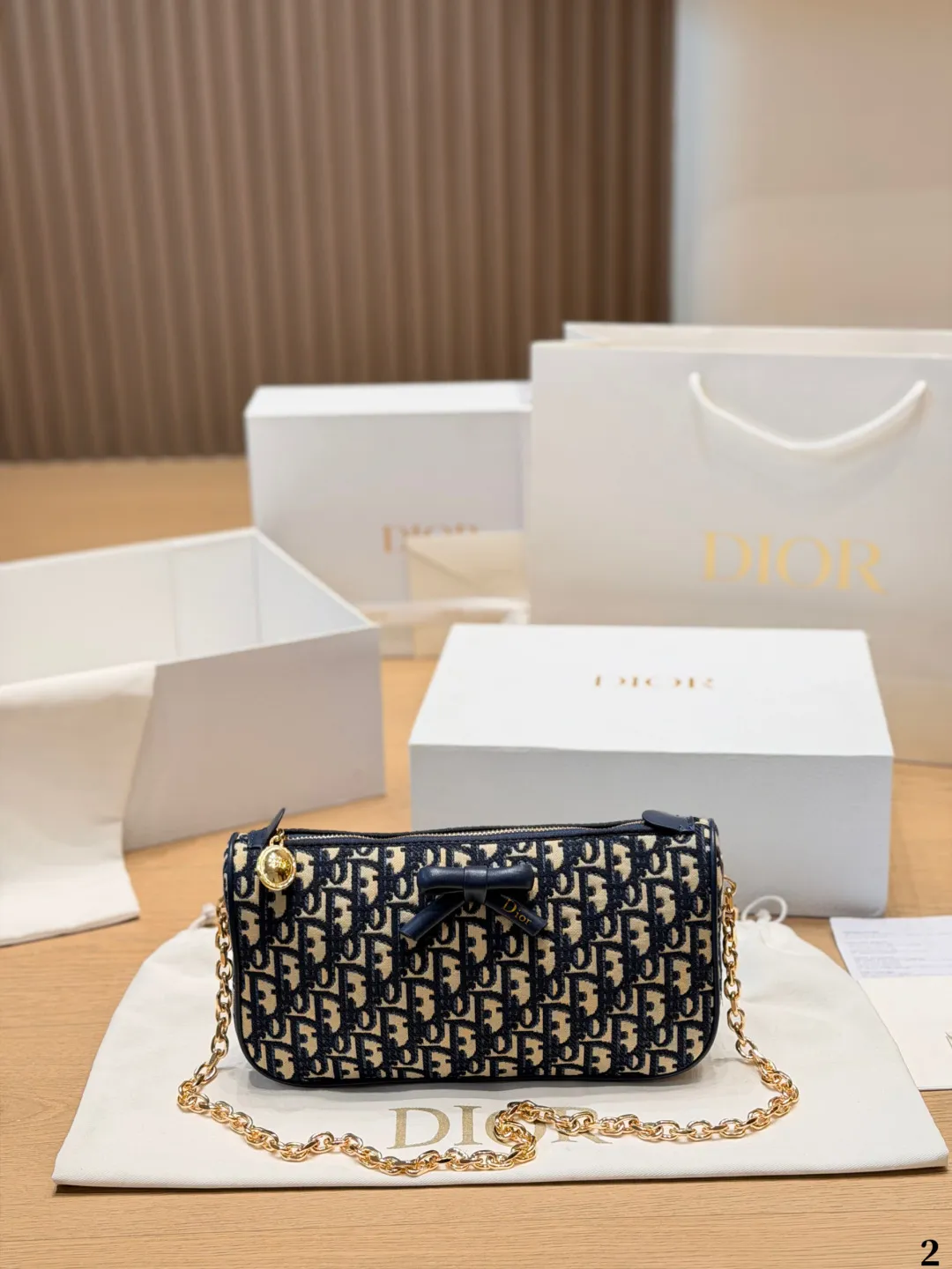 p140 Dior Oblique蝴蝶结链条包​​ 💙Dior Oblique蝴蝶结链条包，经典蓝色老花帆布+黑色蝴蝶结，法式优雅又俏皮✨。金属链条肩带，手提、单肩、斜挎都OK，日常通勤或休闲出街都超百搭！尺寸适中，手机、化妆品轻松装下，拉链开合更安全🔒。Oblique老花图案辨识度超高，是Dior标志性设计，实用又时髦，轻松点亮你的穿搭风格🎀 尺寸 26cm
