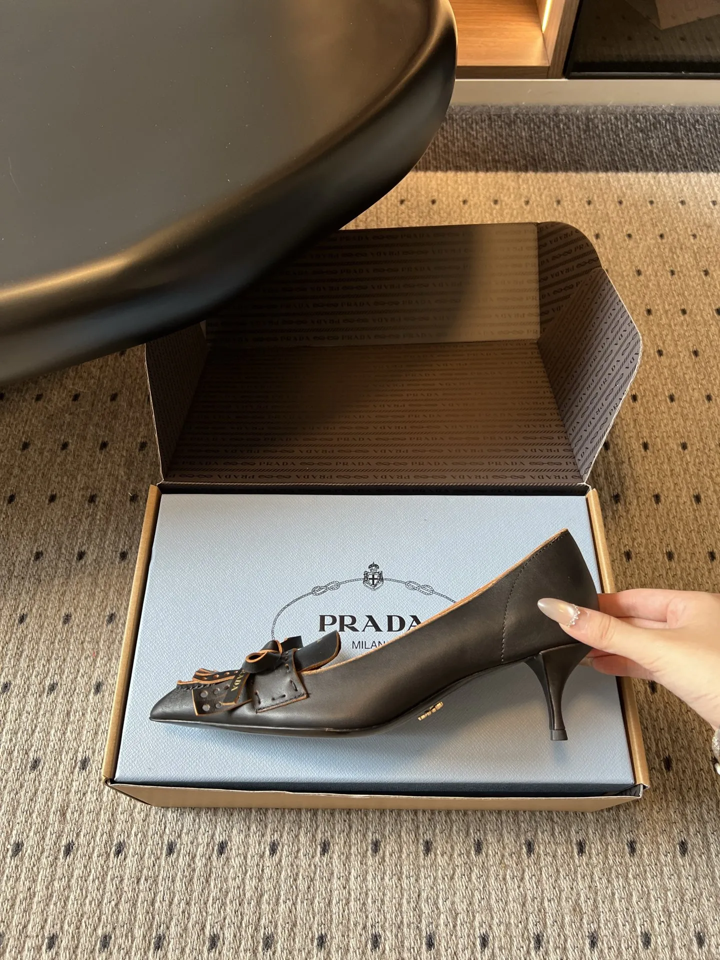 顶级品质p370 Prada*26ss夏季新款流苏尖头高跟鞋 把品牌标志性的摩登优雅调性和日常实用性平衡得恰到好处,利落的尖头廓形搭配精致流苏与蝴蝶结设计,没有多余的装饰,只用干净流畅的线条,就把意大利经典鞋履的精致感完全展现了出来。 鞋面选用细腻柔软的皮革打造,触感顺滑又富有质感,鞋身走线工整利落,鞋头的尖型剪裁修饰脚型的效果堪称一绝,搭配标志性的流苏与蝴蝶结细节,兼顾了造型感与日常穿着的便利性,整体风格既利落干练,又自带温柔知性的氛围。 鞋面:牛皮 内里:羊皮 大底:意大利真皮大底 size:35-42码(40、41、42码定制不退换) 跟高:5cm