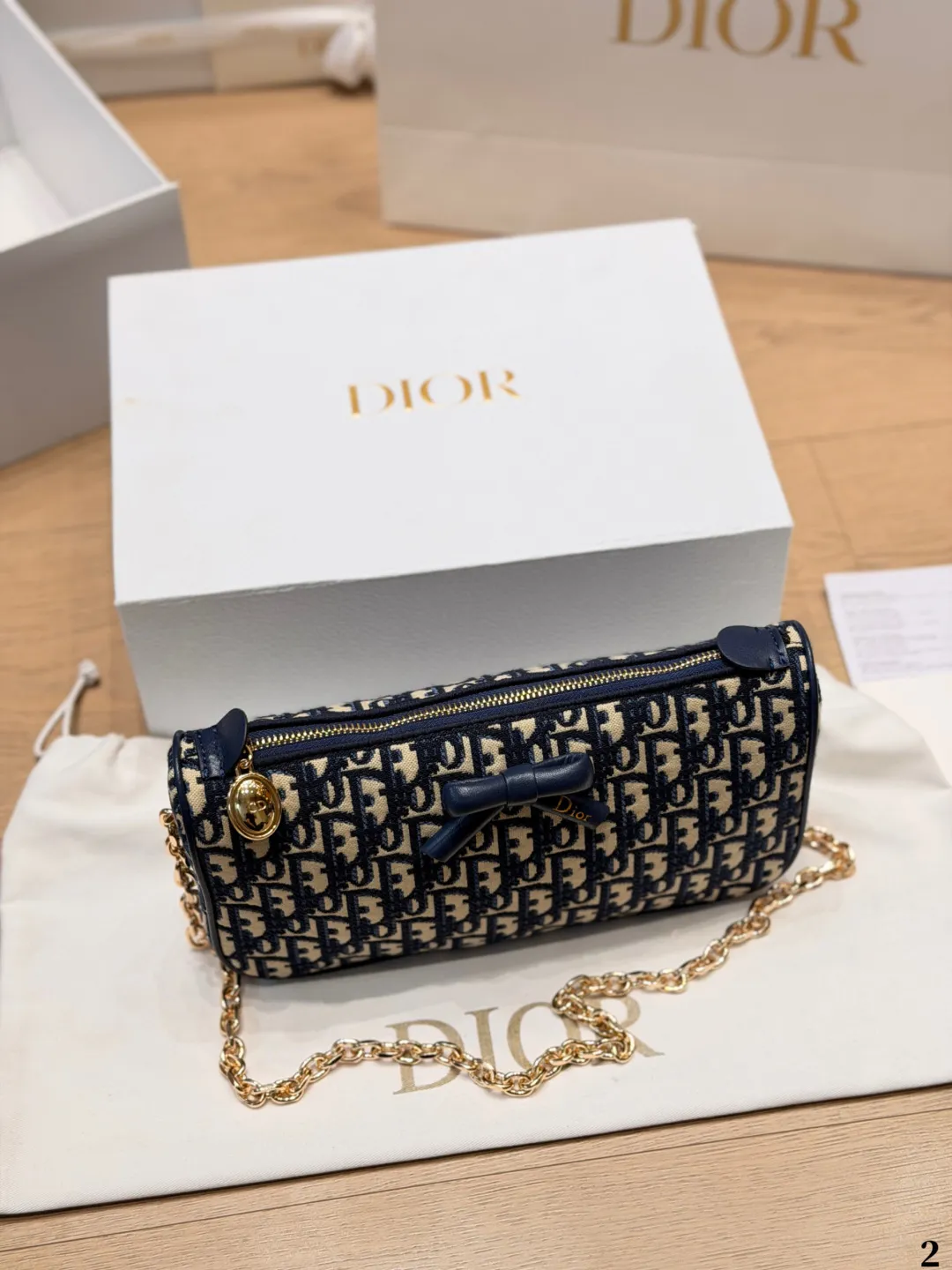 p140 Dior Oblique蝴蝶结链条包 💙Dior Oblique蝴蝶结链条包,经典蓝色老花帆布+黑色蝴蝶结,法式优雅又俏皮✨。金属链条肩带,手提、单肩、斜挎都OK,日常通勤或休闲出街都超百搭!尺寸适中,手机、化妆品轻松装下,拉链开合更安全🔒。Oblique老花图案辨识度超高,是Dior标志性设计,实用又时髦,轻松点亮你的穿搭风格🎀 尺寸 26cm