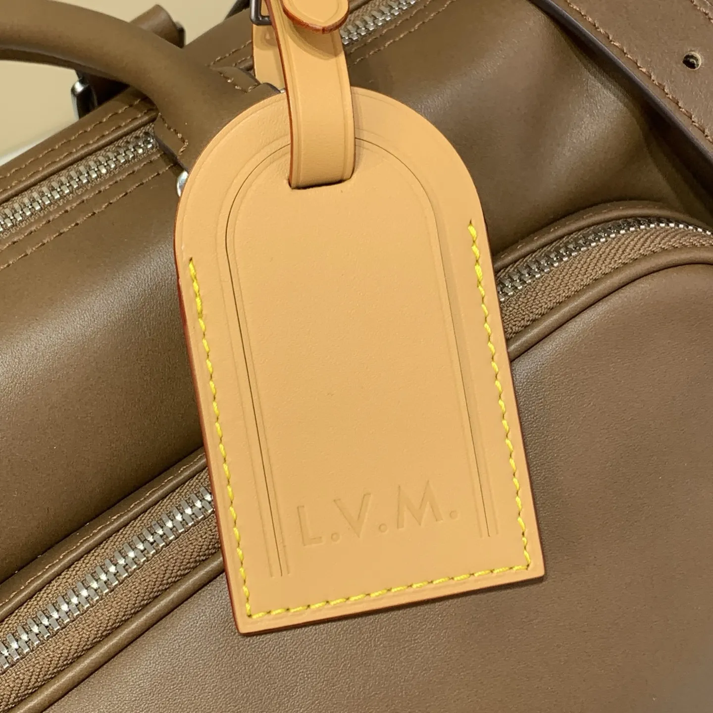 出厂价910【台湾货】M28100棕色 全皮男包旅行袋 KEEPALL CARGO BANDOULI&Egrave;RE 35 手袋 本款 Keepall Cargo Bandouli&egrave;re 35 手袋取材经过轻微打磨的柔软牛皮革，再以经典牛皮革打造名牌和拉链头，搭配提花内衬和拉链前袋。顶部手柄和可拆卸并调节的肩带实现灵活背携。尺寸：35.5 x 21 x 22 厘米 (长度 x 高 x 宽)