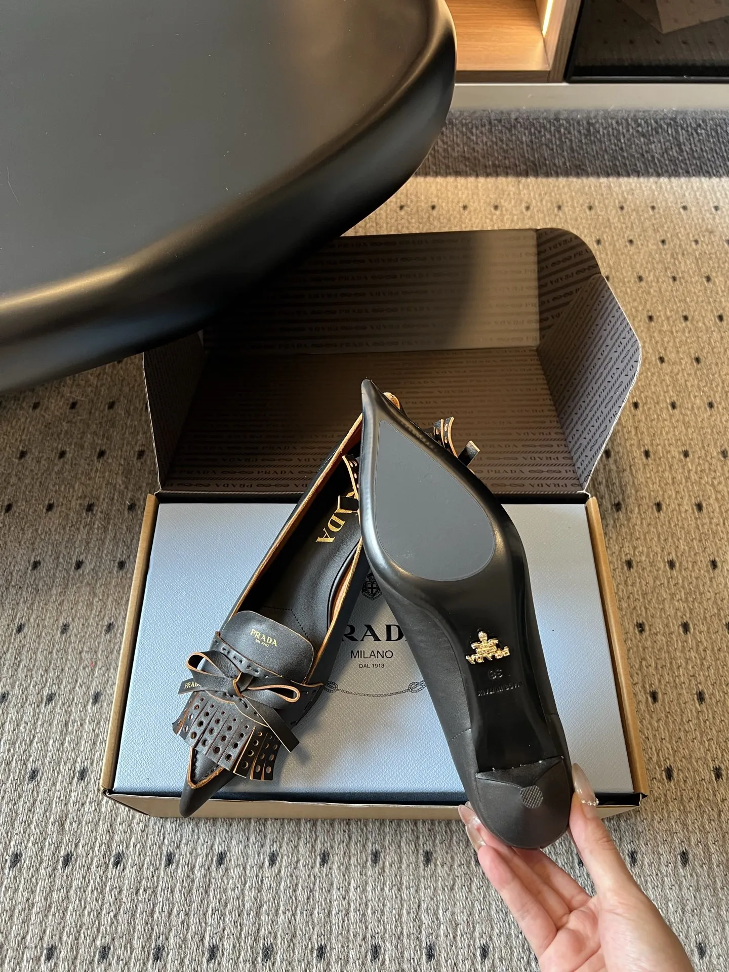顶级品质p370 Prada*26ss夏季新款流苏尖头高跟鞋 把品牌标志性的摩登优雅调性和日常实用性平衡得恰到好处,利落的尖头廓形搭配精致流苏与蝴蝶结设计,没有多余的装饰,只用干净流畅的线条,就把意大利经典鞋履的精致感完全展现了出来。 鞋面选用细腻柔软的皮革打造,触感顺滑又富有质感,鞋身走线工整利落,鞋头的尖型剪裁修饰脚型的效果堪称一绝,搭配标志性的流苏与蝴蝶结细节,兼顾了造型感与日常穿着的便利性,整体风格既利落干练,又自带温柔知性的氛围。 鞋面:牛皮 内里:羊皮 大底:意大利真皮大底 size:35-42码(40、41、42码定制不退换) 跟高:5cm