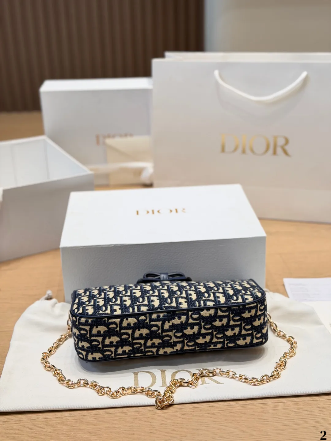p140 Dior Oblique蝴蝶结链条包 💙Dior Oblique蝴蝶结链条包,经典蓝色老花帆布+黑色蝴蝶结,法式优雅又俏皮✨。金属链条肩带,手提、单肩、斜挎都OK,日常通勤或休闲出街都超百搭!尺寸适中,手机、化妆品轻松装下,拉链开合更安全🔒。Oblique老花图案辨识度超高,是Dior标志性设计,实用又时髦,轻松点亮你的穿搭风格🎀 尺寸 26cm