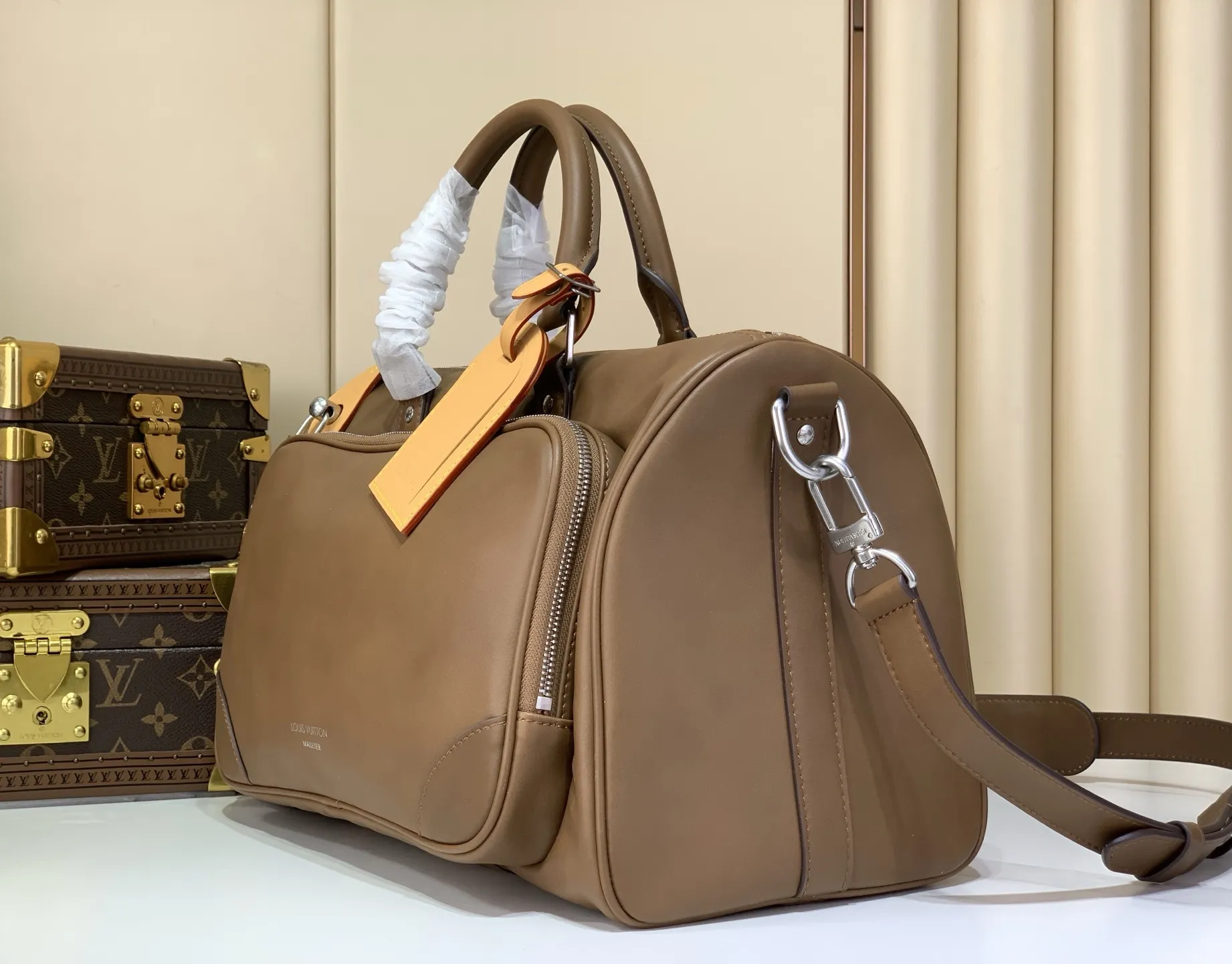 出厂价910【台湾货】M28100棕色 全皮男包旅行袋 KEEPALL CARGO BANDOULI&Egrave;RE 35 手袋 本款 Keepall Cargo Bandouli&egrave;re 35 手袋取材经过轻微打磨的柔软牛皮革，再以经典牛皮革打造名牌和拉链头，搭配提花内衬和拉链前袋。顶部手柄和可拆卸并调节的肩带实现灵活背携。尺寸：35.5 x 21 x 22 厘米 (长度 x 高 x 宽)
