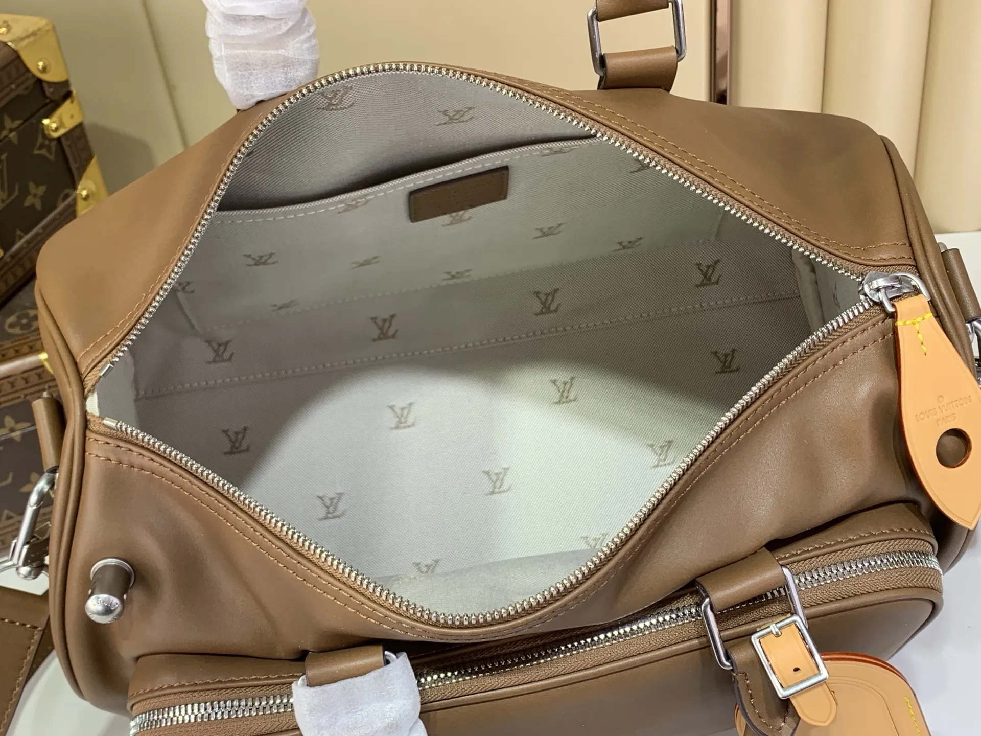 出厂价910【台湾货】M28100棕色 全皮男包旅行袋 KEEPALL CARGO BANDOULIÈRE 35 手袋 本款 Keepall Cargo Bandoulière 35 手袋取材经过轻微打磨的柔软牛皮革,再以经典牛皮革打造名牌和拉链头,搭配提花内衬和拉链前袋。顶部手柄和可拆卸并调节的肩带实现灵活背携。尺寸:35.5 x 21 x 22 厘米 (长度 x 高 x 宽)