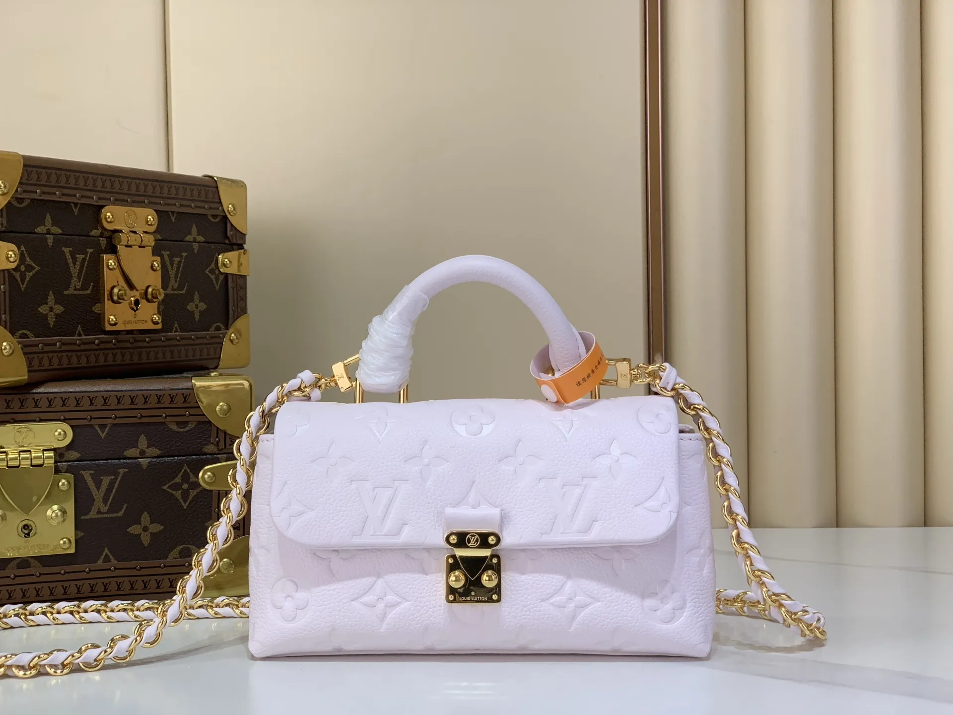 出厂价640【台湾货】M29380紫色 全皮压花链条手提包 NANO MADELEINE 手袋 m29378 黄色 m29380 紫色 本款 Nano Madeleine 手袋以淡雅色调加入 I Love You Day 系列，令欢欣愉悦的氛围不止于当季。品牌标志性 Monogram Empreinte 皮革包身搭配 S-lock 锁扣和可拆卸编织链条。充裕内部空间配有卡位，可轻松容纳日常所需。尺寸：21 x 12.5 x 6 厘米 (长度 x 高 x 宽)