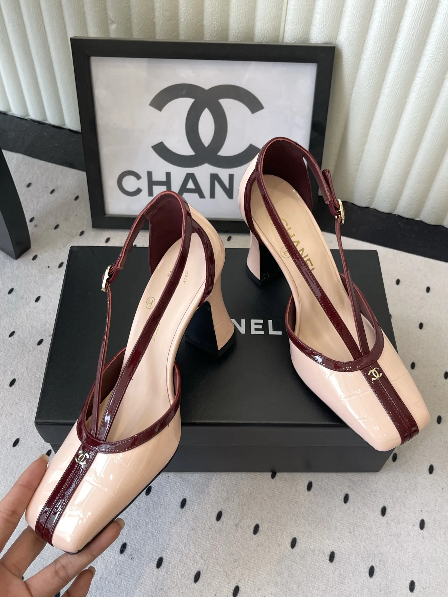 P290💰💰 Chanel新款夏季高跟凉鞋 高版本出货 粗跟方头拼色百搭高跟中空女单鞋 仙女必备款 材质:鞋面采用进口全粒面混种羊皮 内里：混种羊皮+意大利进口牛皮底 跟高：7cm Size：35-39 (40 41定做不退不换)