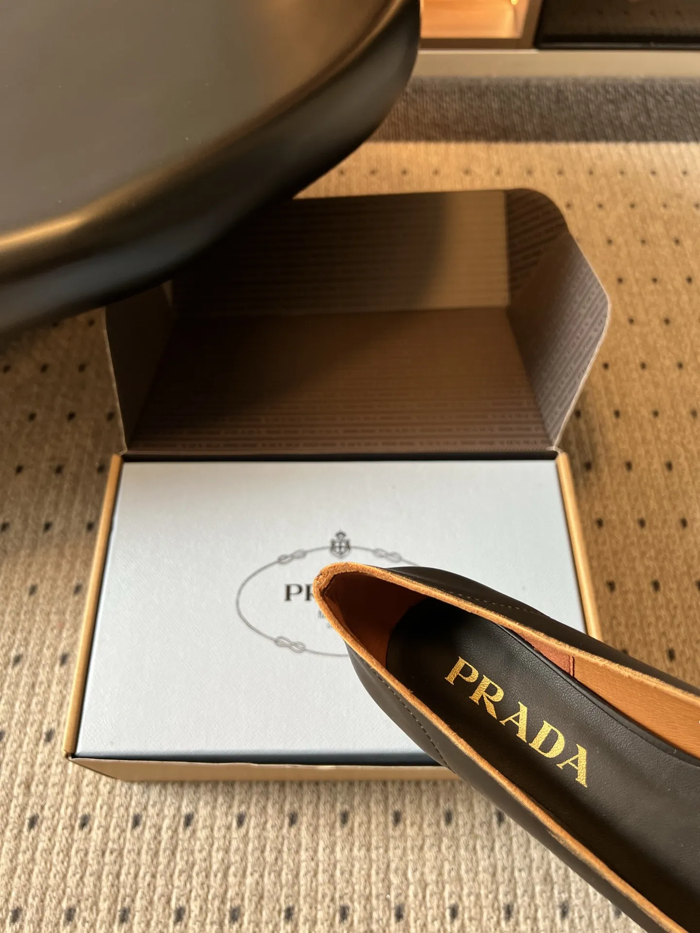 顶级品质p370 Prada*26ss夏季新款流苏尖头高跟鞋 把品牌标志性的摩登优雅调性和日常实用性平衡得恰到好处,利落的尖头廓形搭配精致流苏与蝴蝶结设计,没有多余的装饰,只用干净流畅的线条,就把意大利经典鞋履的精致感完全展现了出来。 鞋面选用细腻柔软的皮革打造,触感顺滑又富有质感,鞋身走线工整利落,鞋头的尖型剪裁修饰脚型的效果堪称一绝,搭配标志性的流苏与蝴蝶结细节,兼顾了造型感与日常穿着的便利性,整体风格既利落干练,又自带温柔知性的氛围。 鞋面:牛皮 内里:羊皮 大底:意大利真皮大底 size:35-42码(40、41、42码定制不退换) 跟高:5cm