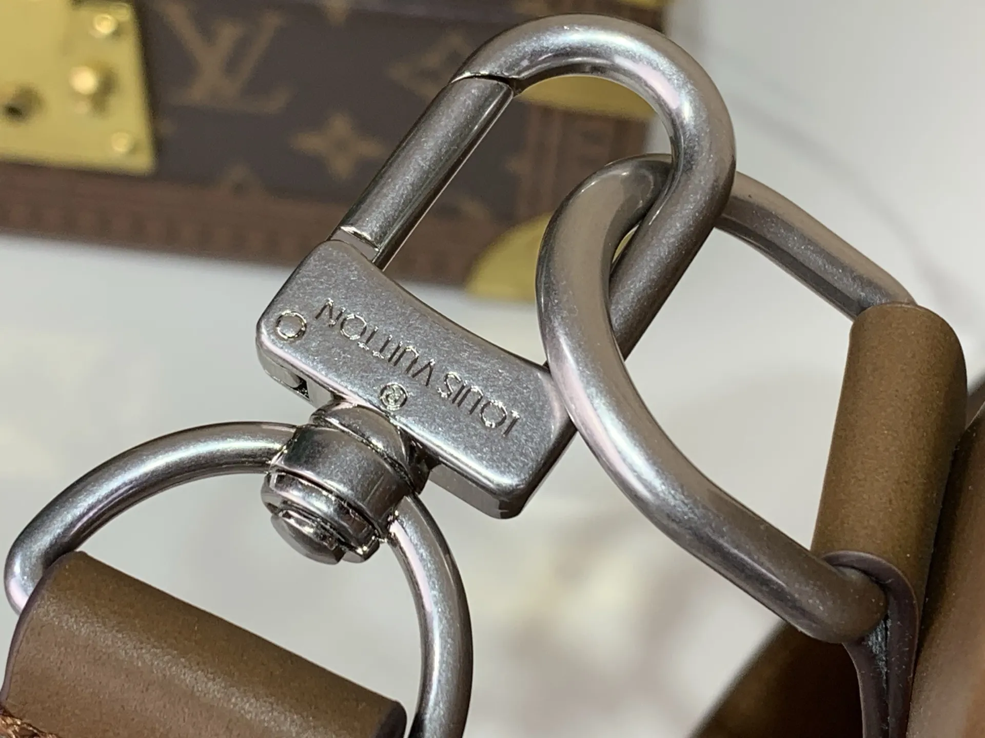 出厂价910【台湾货】M28100棕色 全皮男包旅行袋 KEEPALL CARGO BANDOULI&Egrave;RE 35 手袋 本款 Keepall Cargo Bandouli&egrave;re 35 手袋取材经过轻微打磨的柔软牛皮革，再以经典牛皮革打造名牌和拉链头，搭配提花内衬和拉链前袋。顶部手柄和可拆卸并调节的肩带实现灵活背携。尺寸：35.5 x 21 x 22 厘米 (长度 x 高 x 宽)