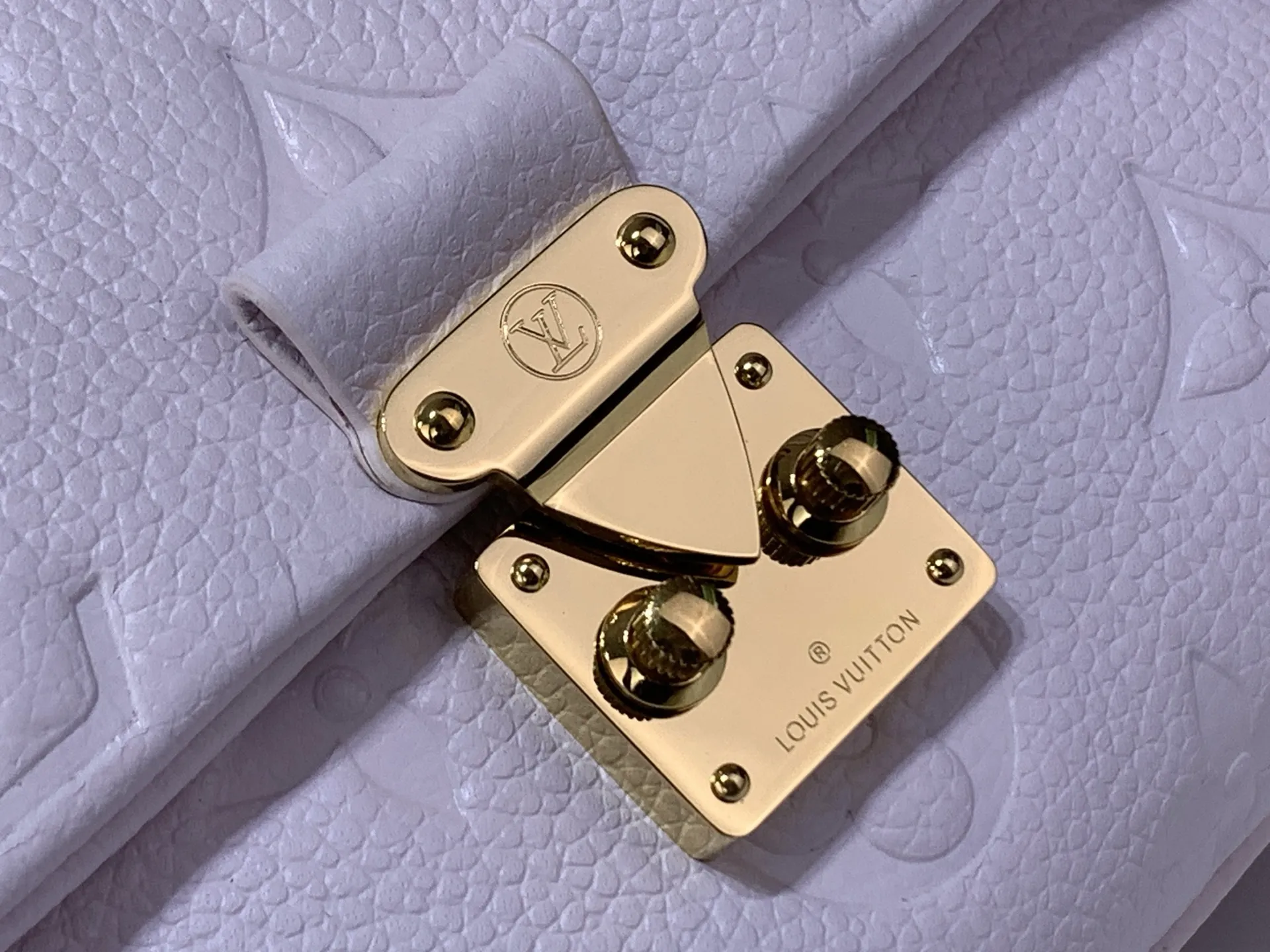 出厂价640【台湾货】M29380紫色 全皮压花链条手提包 NANO MADELEINE 手袋 m29378 黄色 m29380 紫色 本款 Nano Madeleine 手袋以淡雅色调加入 I Love You Day 系列,令欢欣愉悦的氛围不止于当季。品牌标志性 Monogram Empreinte 皮革包身搭配 S-lock 锁扣和可拆卸编织链条。充裕内部空间配有卡位,可轻松容纳日常所需。尺寸:21 x 12.5 x 6 厘米 (长度 x 高 x 宽)
