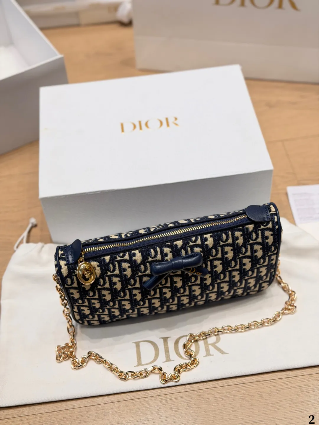 p140 Dior Oblique蝴蝶结链条包​​ 💙Dior Oblique蝴蝶结链条包，经典蓝色老花帆布+黑色蝴蝶结，法式优雅又俏皮✨。金属链条肩带，手提、单肩、斜挎都OK，日常通勤或休闲出街都超百搭！尺寸适中，手机、化妆品轻松装下，拉链开合更安全🔒。Oblique老花图案辨识度超高，是Dior标志性设计，实用又时髦，轻松点亮你的穿搭风格🎀 尺寸 26cm
