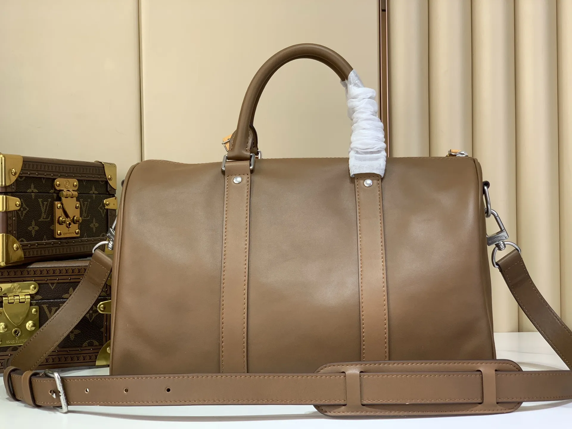 出厂价910【台湾货】M28100棕色 全皮男包旅行袋 KEEPALL CARGO BANDOULIÈRE 35 手袋 本款 Keepall Cargo Bandoulière 35 手袋取材经过轻微打磨的柔软牛皮革,再以经典牛皮革打造名牌和拉链头,搭配提花内衬和拉链前袋。顶部手柄和可拆卸并调节的肩带实现灵活背携。尺寸:35.5 x 21 x 22 厘米 (长度 x 高 x 宽)