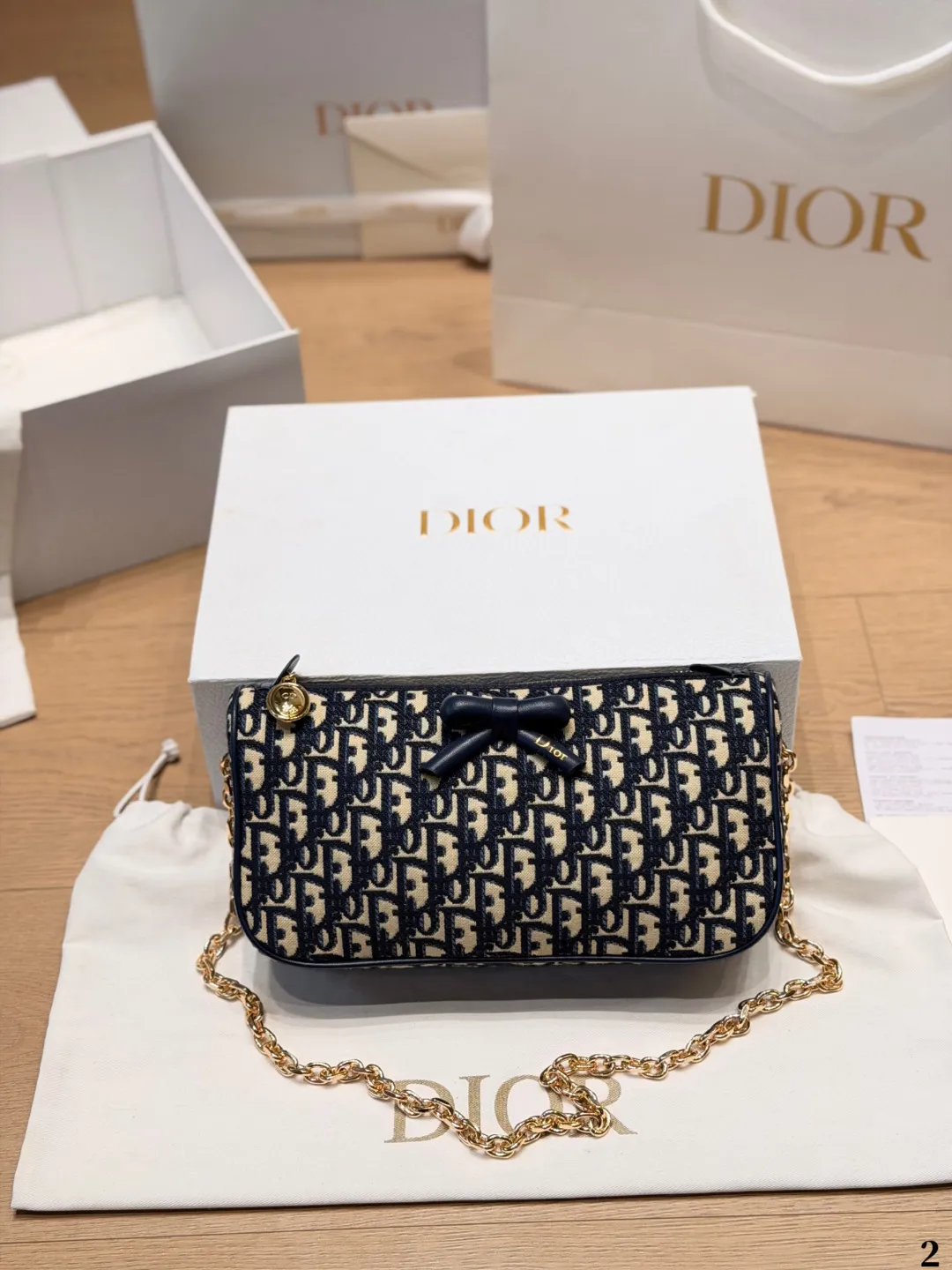 p140 Dior Oblique蝴蝶结链条包 💙Dior Oblique蝴蝶结链条包,经典蓝色老花帆布+黑色蝴蝶结,法式优雅又俏皮✨。金属链条肩带,手提、单肩、斜挎都OK,日常通勤或休闲出街都超百搭!尺寸适中,手机、化妆品轻松装下,拉链开合更安全🔒。Oblique老花图案辨识度超高,是Dior标志性设计,实用又时髦,轻松点亮你的穿搭风格🎀 尺寸 26cm