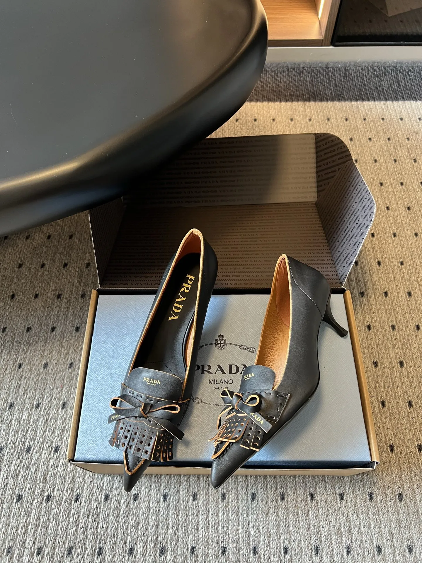 顶级品质p370 Prada*26ss夏季新款流苏尖头高跟鞋 把品牌标志性的摩登优雅调性和日常实用性平衡得恰到好处，利落的尖头廓形搭配精致流苏与蝴蝶结设计，没有多余的装饰，只用干净流畅的线条，就把意大利经典鞋履的精致感完全展现了出来。 鞋面选用细腻柔软的皮革打造，触感顺滑又富有质感，鞋身走线工整利落，鞋头的尖型剪裁修饰脚型的效果堪称一绝，搭配标志性的流苏与蝴蝶结细节，兼顾了造型感与日常穿着的便利性，整体风格既利落干练，又自带温柔知性的氛围。 鞋面：牛皮 内里：羊皮 大底：意大利真皮大底 size：35-42码（40、41、42码定制不退换） 跟高：5cm