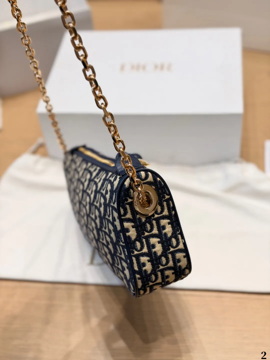 p140 Dior Oblique蝴蝶结链条包​​ 💙Dior Oblique蝴蝶结链条包，经典蓝色老花帆布+黑色蝴蝶结，法式优雅又俏皮✨。金属链条肩带，手提、单肩、斜挎都OK，日常通勤或休闲出街都超百搭！尺寸适中，手机、化妆品轻松装下，拉链开合更安全🔒。Oblique老花图案辨识度超高，是Dior标志性设计，实用又时髦，轻松点亮你的穿搭风格🎀 尺寸 26cm