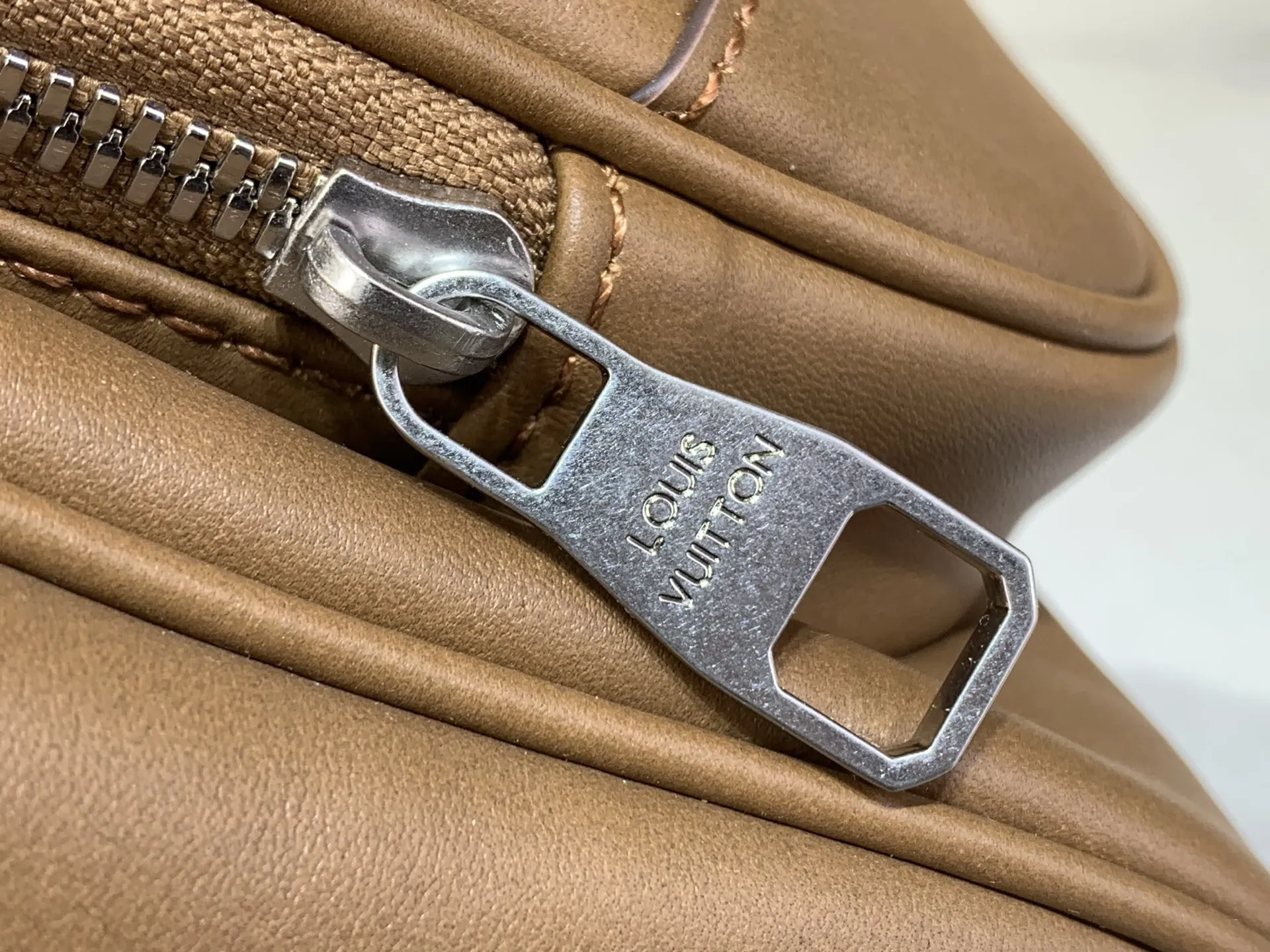 出厂价910【台湾货】M28100棕色 全皮男包旅行袋 KEEPALL CARGO BANDOULIÈRE 35 手袋 本款 Keepall Cargo Bandoulière 35 手袋取材经过轻微打磨的柔软牛皮革,再以经典牛皮革打造名牌和拉链头,搭配提花内衬和拉链前袋。顶部手柄和可拆卸并调节的肩带实现灵活背携。尺寸:35.5 x 21 x 22 厘米 (长度 x 高 x 宽)
