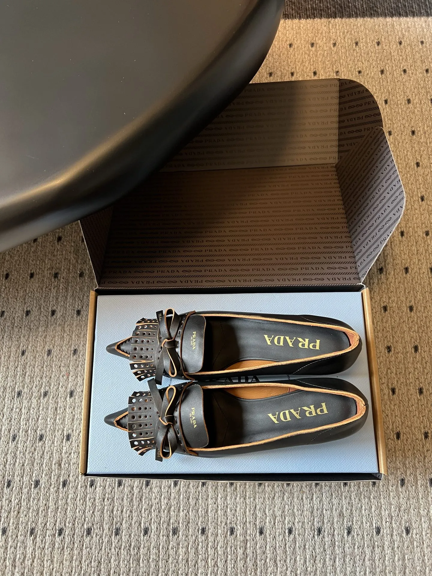 顶级品质p370 Prada*26ss夏季新款流苏尖头高跟鞋 把品牌标志性的摩登优雅调性和日常实用性平衡得恰到好处,利落的尖头廓形搭配精致流苏与蝴蝶结设计,没有多余的装饰,只用干净流畅的线条,就把意大利经典鞋履的精致感完全展现了出来。 鞋面选用细腻柔软的皮革打造,触感顺滑又富有质感,鞋身走线工整利落,鞋头的尖型剪裁修饰脚型的效果堪称一绝,搭配标志性的流苏与蝴蝶结细节,兼顾了造型感与日常穿着的便利性,整体风格既利落干练,又自带温柔知性的氛围。 鞋面:牛皮 内里:羊皮 大底:意大利真皮大底 size:35-42码(40、41、42码定制不退换) 跟高:5cm