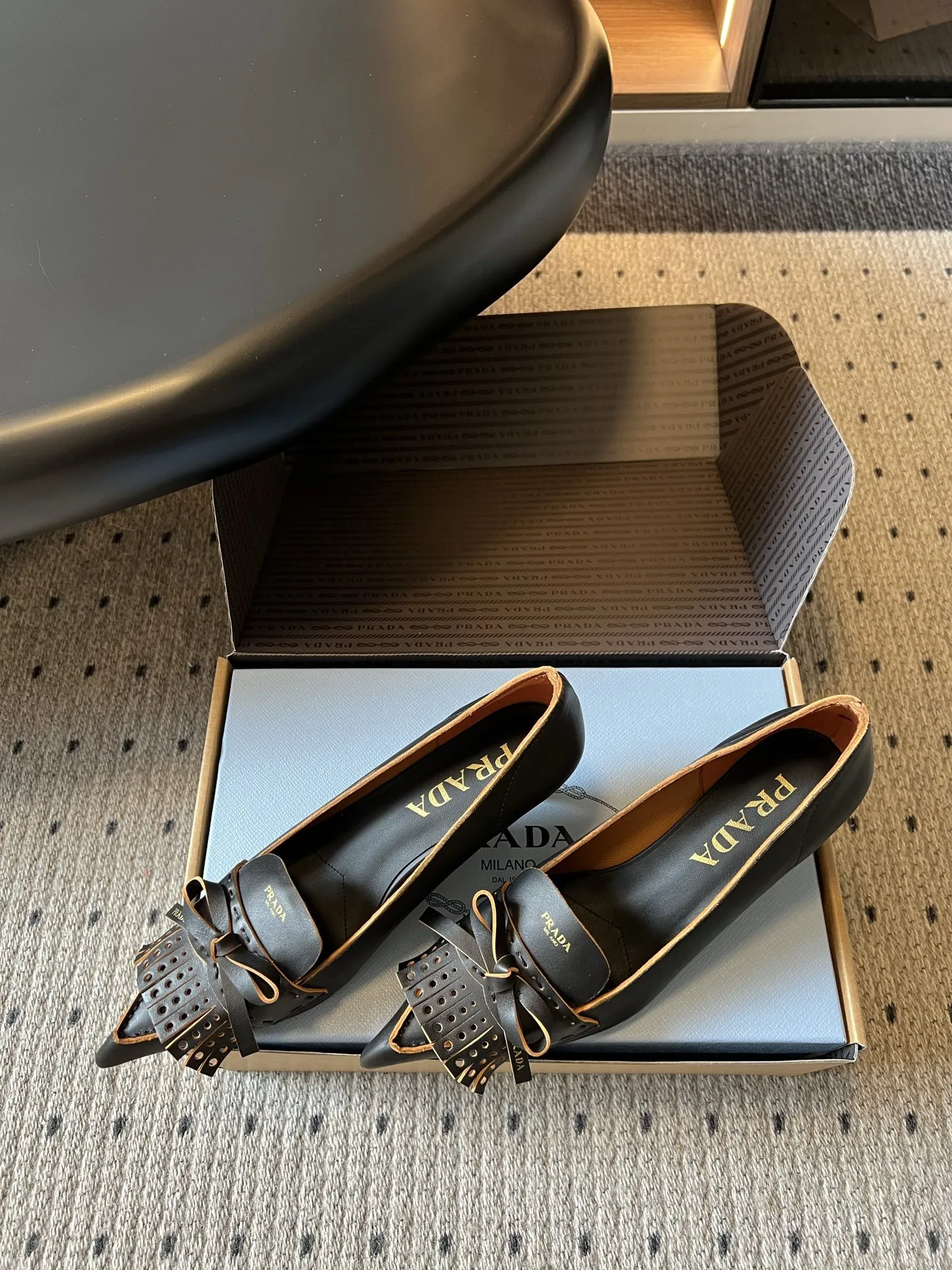 顶级品质p370 Prada*26ss夏季新款流苏尖头高跟鞋 把品牌标志性的摩登优雅调性和日常实用性平衡得恰到好处，利落的尖头廓形搭配精致流苏与蝴蝶结设计，没有多余的装饰，只用干净流畅的线条，就把意大利经典鞋履的精致感完全展现了出来。 鞋面选用细腻柔软的皮革打造，触感顺滑又富有质感，鞋身走线工整利落，鞋头的尖型剪裁修饰脚型的效果堪称一绝，搭配标志性的流苏与蝴蝶结细节，兼顾了造型感与日常穿着的便利性，整体风格既利落干练，又自带温柔知性的氛围。 鞋面：牛皮 内里：羊皮 大底：意大利真皮大底 size：35-42码（40、41、42码定制不退换） 跟高：5cm