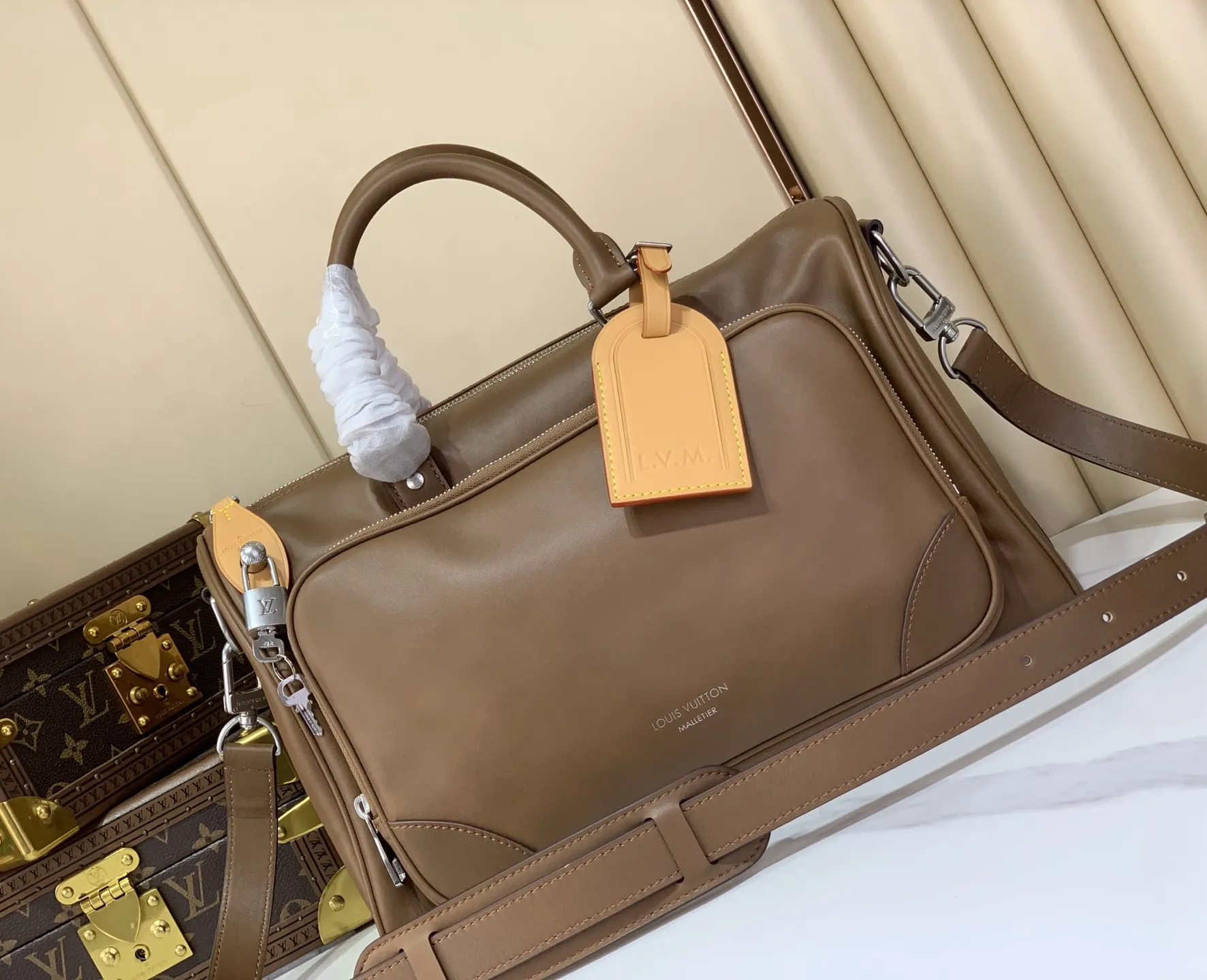 出厂价910【台湾货】M28100棕色 全皮男包旅行袋 KEEPALL CARGO BANDOULIÈRE 35 手袋 本款 Keepall Cargo Bandoulière 35 手袋取材经过轻微打磨的柔软牛皮革,再以经典牛皮革打造名牌和拉链头,搭配提花内衬和拉链前袋。顶部手柄和可拆卸并调节的肩带实现灵活背携。尺寸:35.5 x 21 x 22 厘米 (长度 x 高 x 宽)