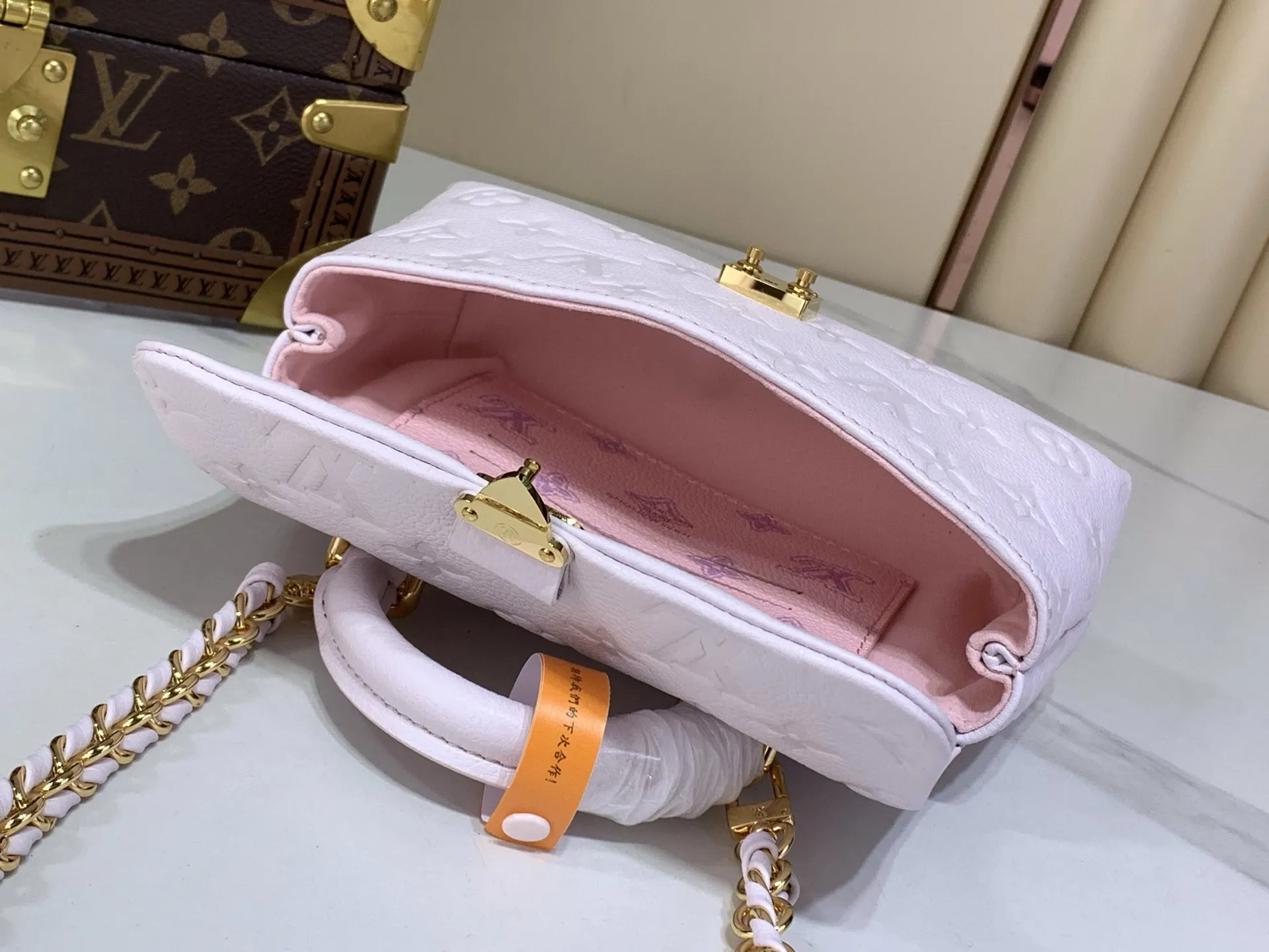 出厂价640【台湾货】M29380紫色 全皮压花链条手提包 NANO MADELEINE 手袋 m29378 黄色 m29380 紫色 本款 Nano Madeleine 手袋以淡雅色调加入 I Love You Day 系列,令欢欣愉悦的氛围不止于当季。品牌标志性 Monogram Empreinte 皮革包身搭配 S-lock 锁扣和可拆卸编织链条。充裕内部空间配有卡位,可轻松容纳日常所需。尺寸:21 x 12.5 x 6 厘米 (长度 x 高 x 宽)