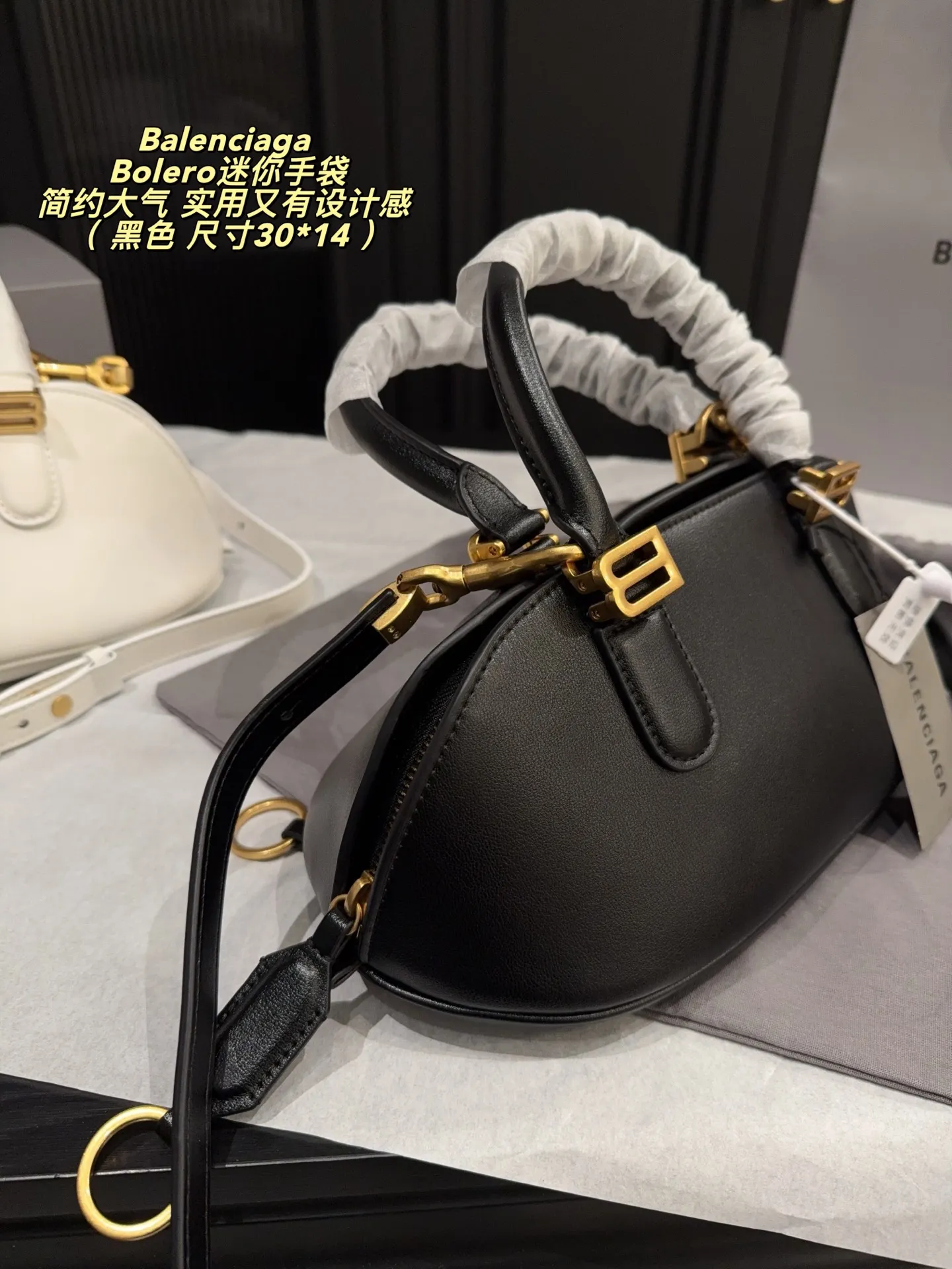 p295折叠盒⚠️尺寸30*14 Balenciaga 巴黎世家Bolero迷你手袋 巴黎世家Bolero迷你手袋,金色“双B”装饰,简约又有辨识度✨。弧形包身灵感来自保龄球包,手提&肩带两种背法,通勤、出街都OK!尺寸轻巧,日常小物轻松装下,时尚感满分,是26SS系列超火单品,明星博主都在背🔥