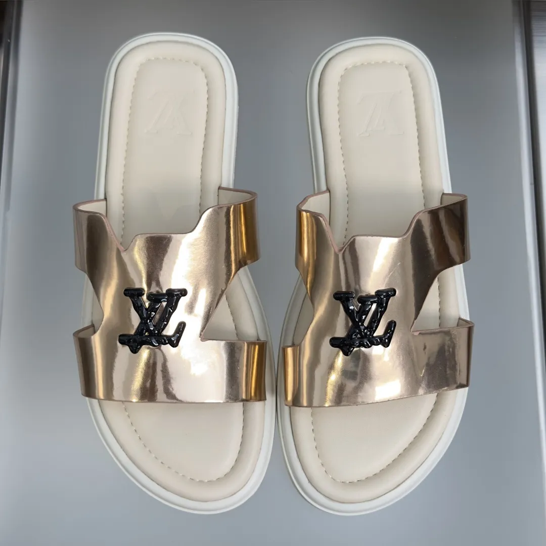 顶级版本:男款190💰 LV路易威登L家驴牌 最新 男士 拖鞋 凉鞋 原版购入开发 做货 本款 凉拖取材 Monogram 粒面牛皮革,呈现品牌 Monogram 帆布的考究观感。鞋面以彼此交错的 L 和 V 字母彰显闲雅格调,轻柔橡胶外底实现舒适穿着体验 配送专柜精美包装🛍📦 ▪️面料: 原版定制头层皮革 ▪️内里:进口柔软羊皮革 ▪️鞋底:原版开模防滑TPU材质 ▪️底厚:2CM ▪️Size: 男款38-46