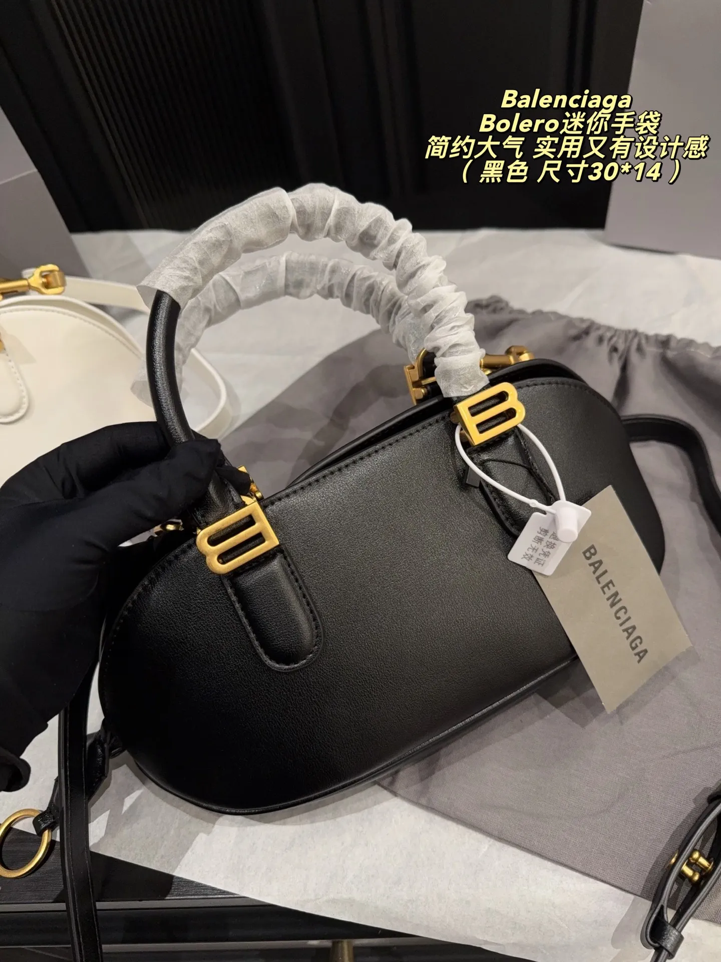 p295折叠盒⚠️尺寸30*14 Balenciaga 巴黎世家Bolero迷你手袋 巴黎世家Bolero迷你手袋,金色“双B”装饰,简约又有辨识度✨。弧形包身灵感来自保龄球包,手提&肩带两种背法,通勤、出街都OK!尺寸轻巧,日常小物轻松装下,时尚感满分,是26SS系列超火单品,明星博主都在背🔥