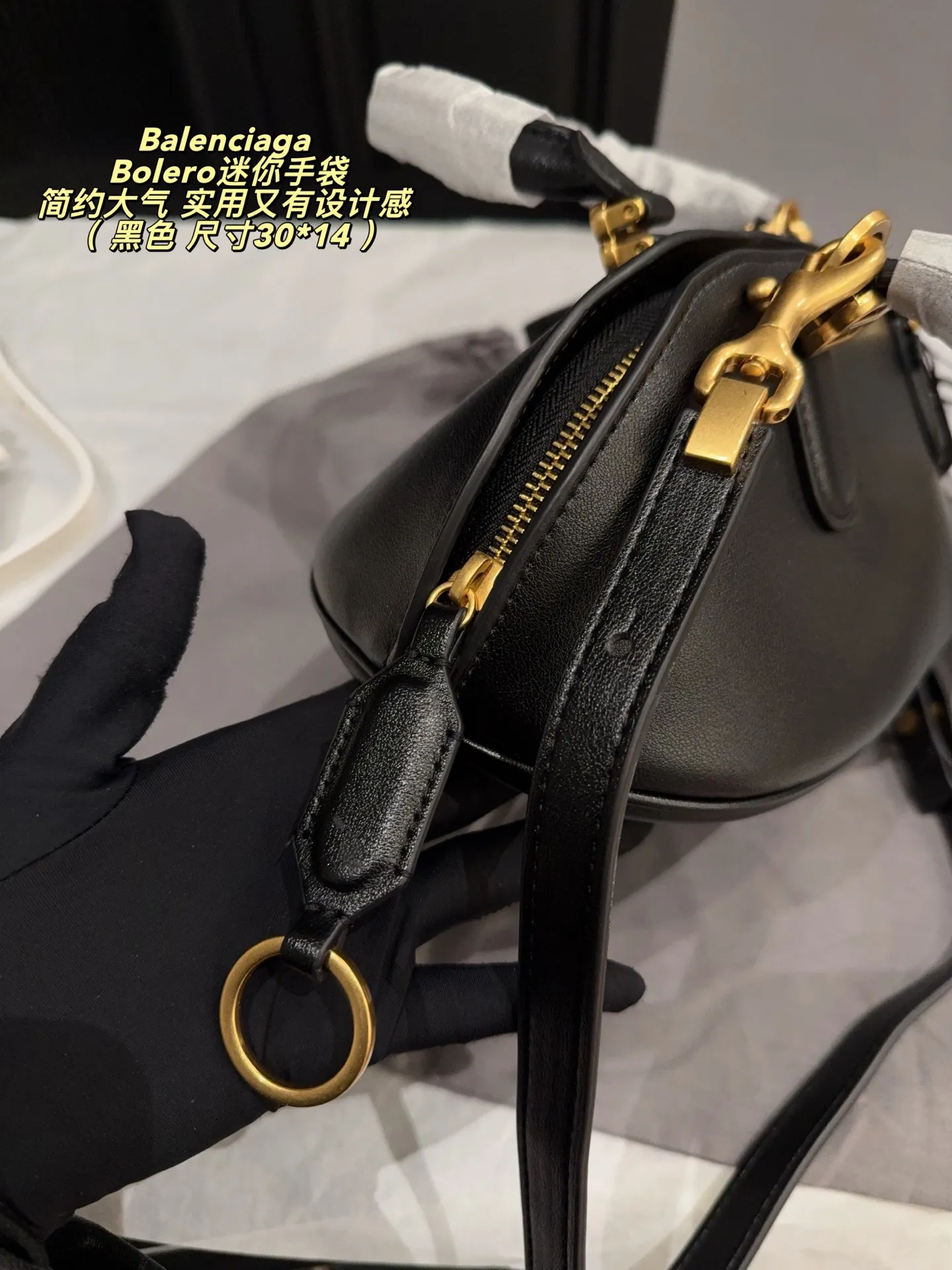 p295折叠盒⚠️尺寸30*14 Balenciaga 巴黎世家Bolero迷你手袋​​ 巴黎世家Bolero迷你手袋，金色&ldquo;双B&rdquo;装饰，简约又有辨识度✨。弧形包身灵感来自保龄球包，手提&肩带两种背法，通勤、出街都OK！尺寸轻巧，日常小物轻松装下，时尚感满分，是26SS系列超火单品，明星博主都在背🔥