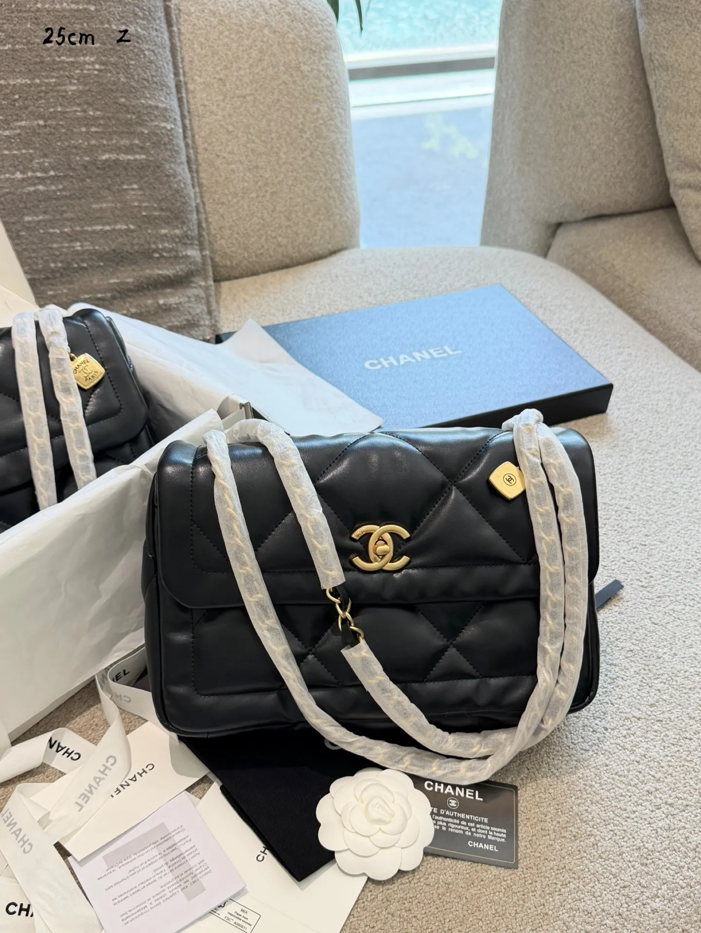 香奈儿25K口盖包p210p215 🖤香奈儿25K口盖包,黑色羊皮+经典菱格纹,金色双C标志超有辨识度✨。链条肩带可调节,单肩/斜挎都OK,实用又时髦!小号尺寸26cm 日常通勤、出街都很适合,轻便又能装下手机、钱包等随身物品📱。羊皮柔软,秋冬背超有氛围感,优雅大气,轻松提升穿搭质感,是香奈儿热门款之一!配盒子