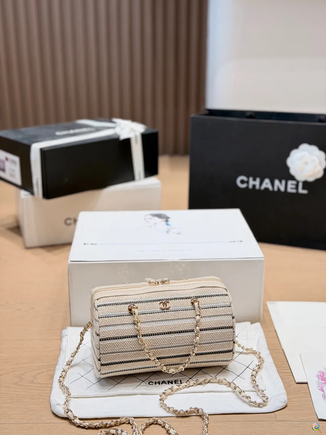 p160 chanel 保龄球 香奈儿编织条纹手袋 香奈儿这款编织条纹手袋,黄白条纹设计超有夏日度假氛围感!手工编织材质,搭配经典金属双C标志,细节满分✨。金属链条肩带,手提斜挎都OK,灵活百搭。尺寸刚好,日常出行或度假都能装下随身小物,实用又时髦,是香奈儿季节限定系列,轻盈又有设计感,超适合喜欢独特风格的姐妹们 尺寸 20 13cm