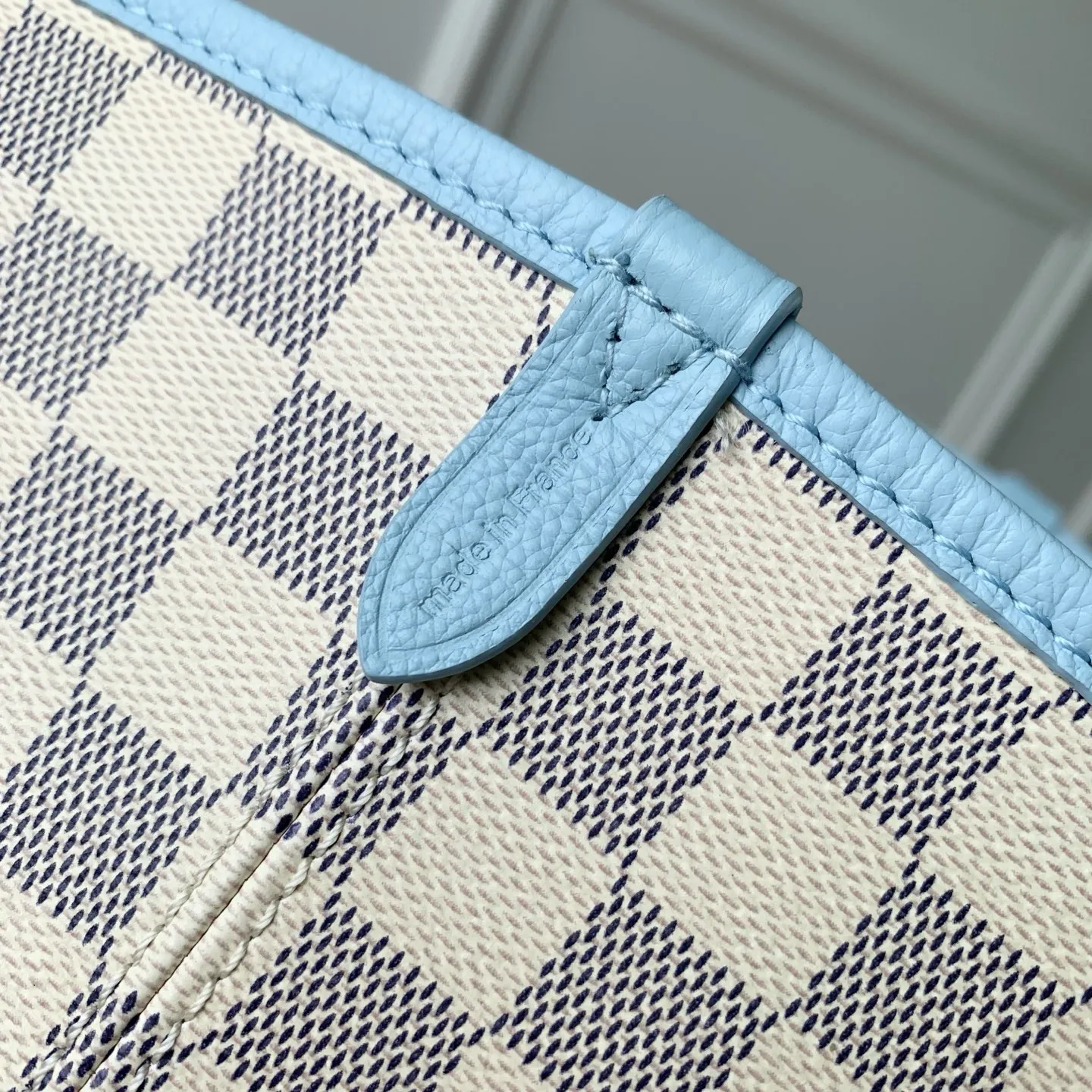 N40946白格蓝色 Damier Azur 标识以柔雅色彩新释，契合即将到来的温煦季节。本款 Neverfull Inside Out 中号手袋搭载路易威登拉链袋与莹泽金属件；侧面饰带与钩扣可灵活调节廓形。宽敞容量可轻松收纳笔记本电脑等日常物件。 47 x 28 x 14 厘米 (长度 x 高 x 宽)