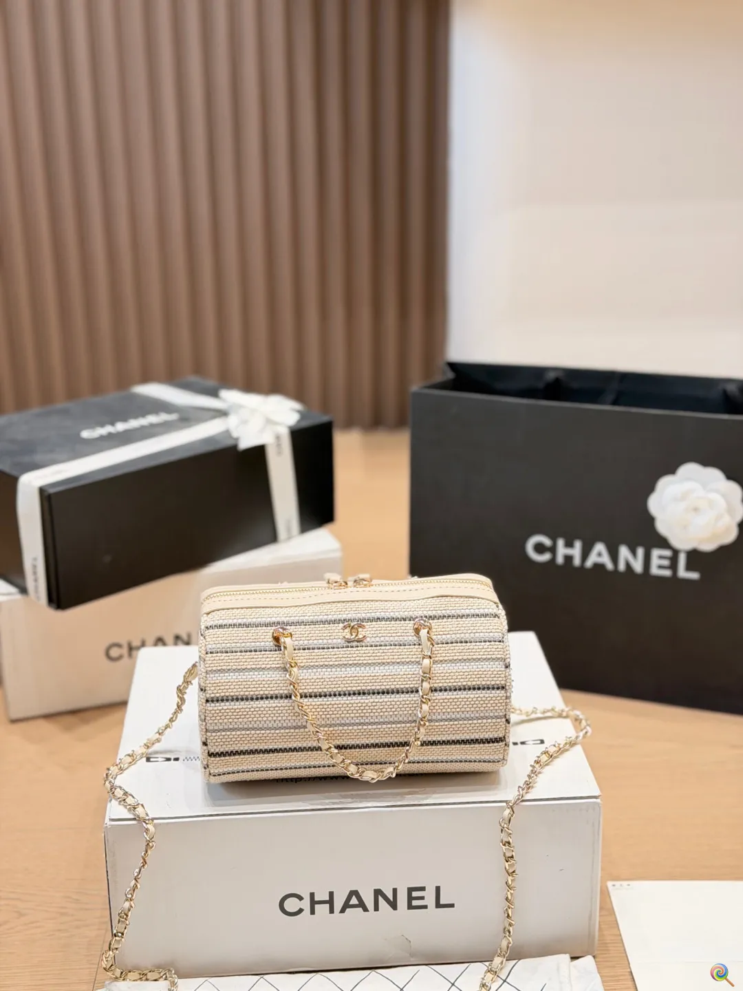 p160 chanel 保龄球 香奈儿编织条纹手袋​​ 香奈儿这款编织条纹手袋，黄白条纹设计超有夏日度假氛围感！手工编织材质，搭配经典金属双C标志，细节满分✨。金属链条肩带，手提斜挎都OK，灵活百搭。尺寸刚好，日常出行或度假都能装下随身小物，实用又时髦，是香奈儿季节限定系列，轻盈又有设计感，超适合喜欢独特风格的姐妹们 尺寸 20 13cm