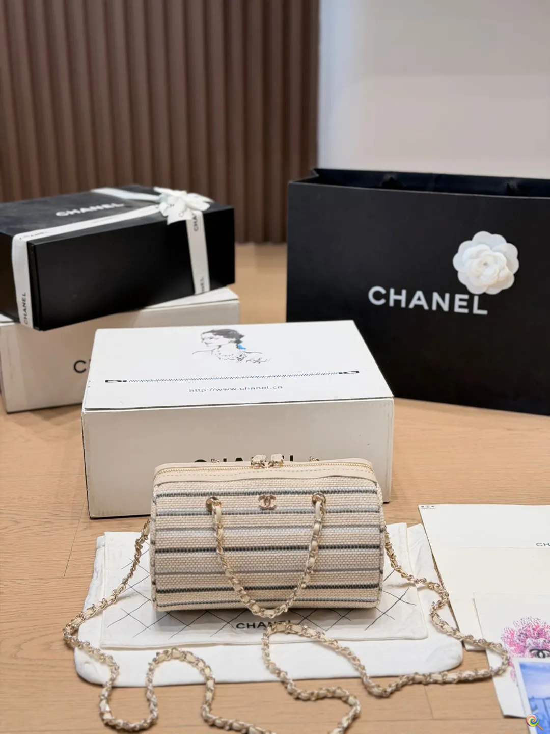 p160 chanel 保龄球 香奈儿编织条纹手袋​​ 香奈儿这款编织条纹手袋，黄白条纹设计超有夏日度假氛围感！手工编织材质，搭配经典金属双C标志，细节满分✨。金属链条肩带，手提斜挎都OK，灵活百搭。尺寸刚好，日常出行或度假都能装下随身小物，实用又时髦，是香奈儿季节限定系列，轻盈又有设计感，超适合喜欢独特风格的姐妹们 尺寸 20 13cm