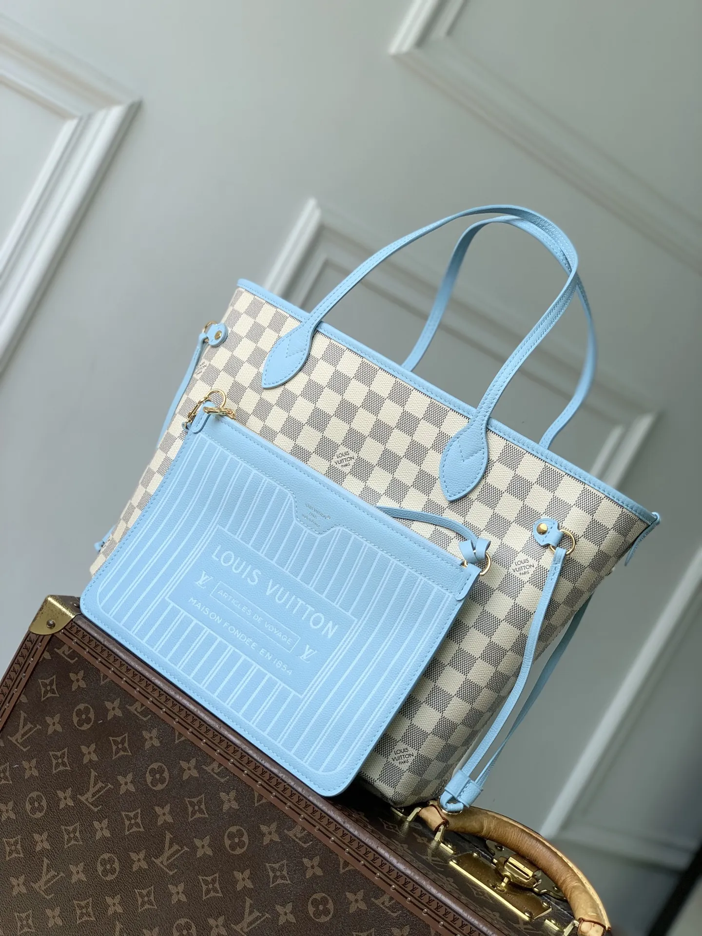 N40946白格蓝色 Damier Azur 标识以柔雅色彩新释，契合即将到来的温煦季节。本款 Neverfull Inside Out 中号手袋搭载路易威登拉链袋与莹泽金属件；侧面饰带与钩扣可灵活调节廓形。宽敞容量可轻松收纳笔记本电脑等日常物件。 47 x 28 x 14 厘米 (长度 x 高 x 宽)