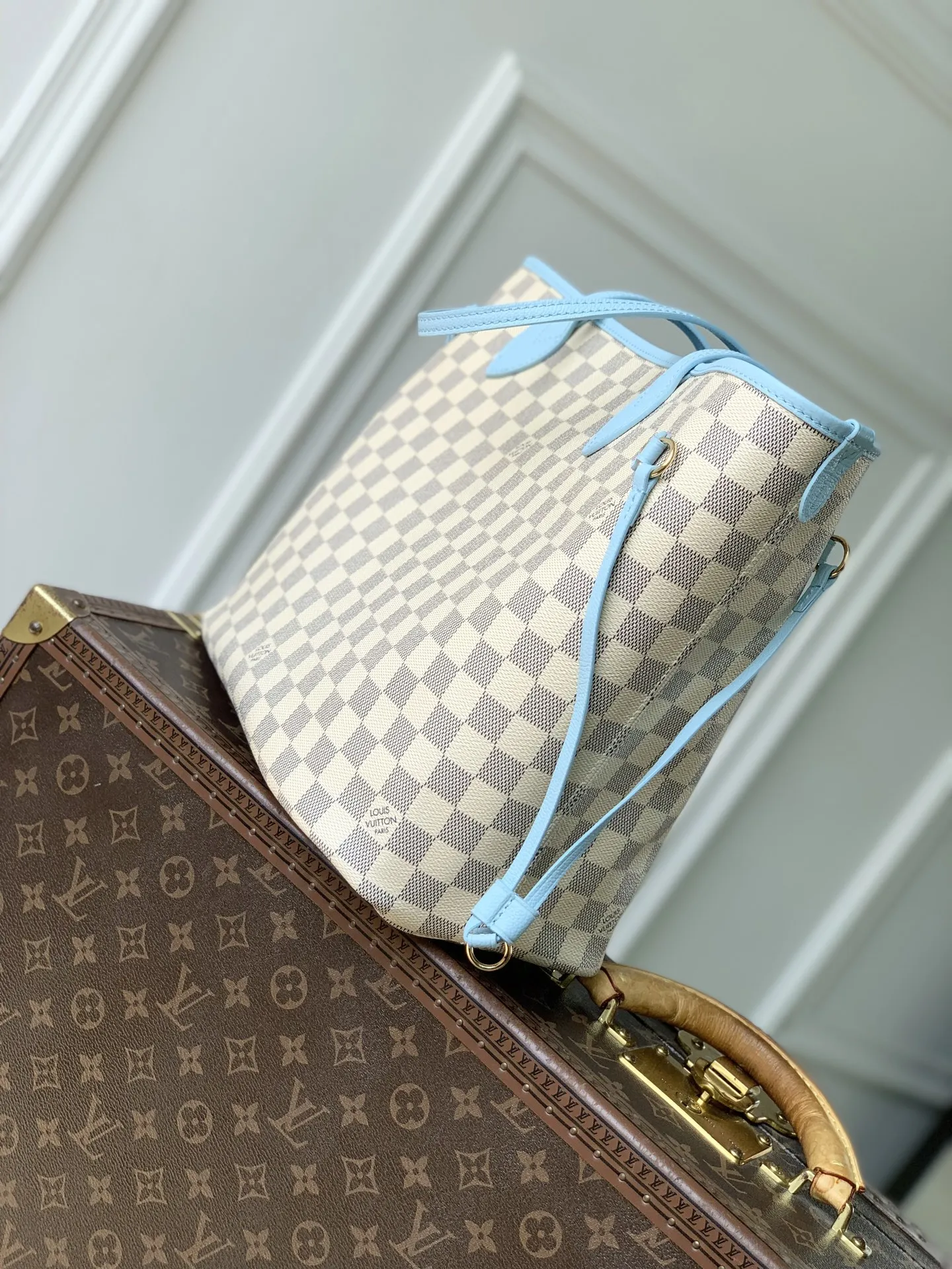 N40946白格蓝色 Damier Azur 标识以柔雅色彩新释,契合即将到来的温煦季节。本款 Neverfull Inside Out 中号手袋搭载路易威登拉链袋与莹泽金属件;侧面饰带与钩扣可灵活调节廓形。宽敞容量可轻松收纳笔记本电脑等日常物件。 47 x 28 x 14 厘米 (长度 x 高 x 宽)