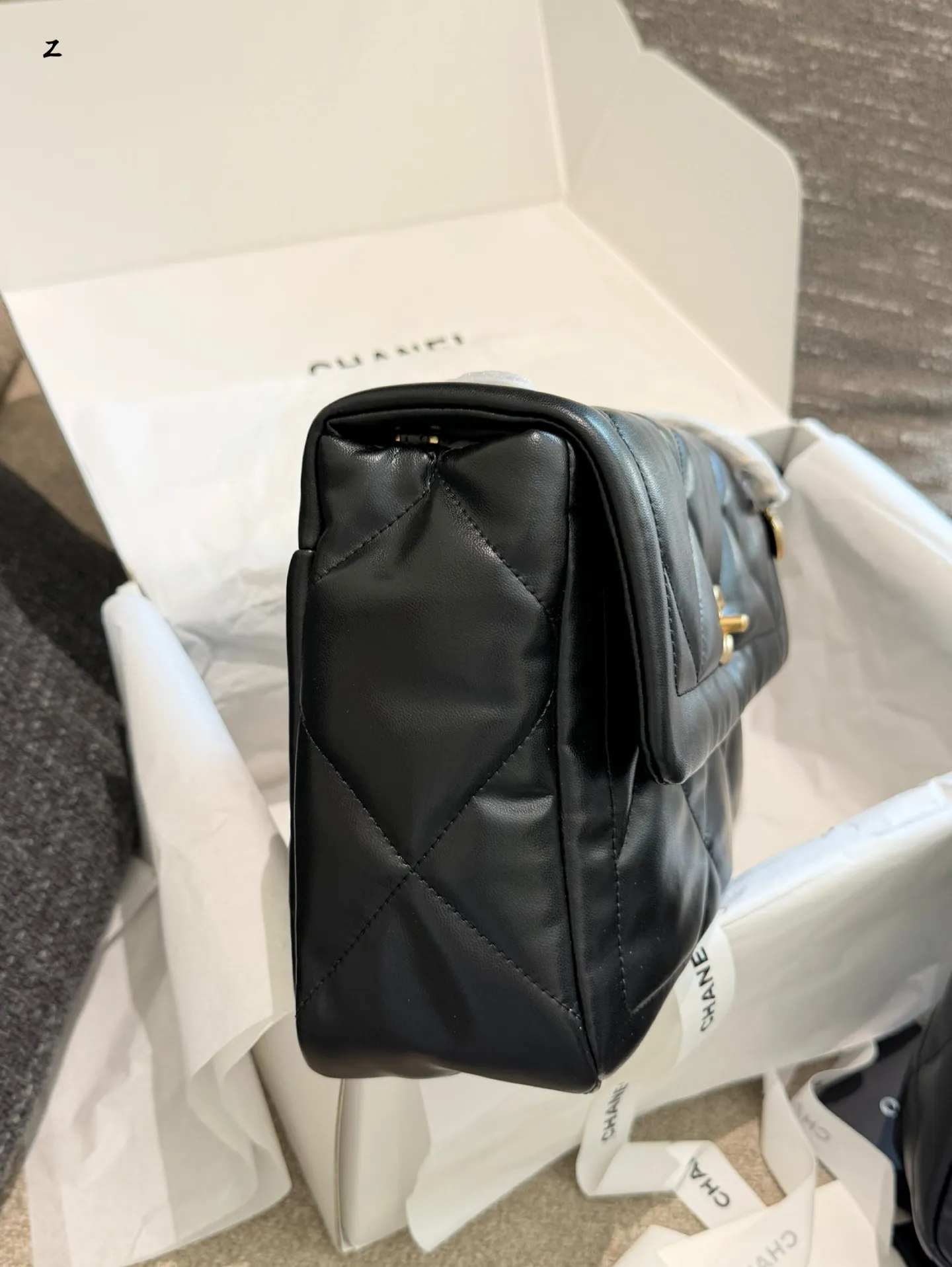 香奈儿25K口盖包p210p215 🖤香奈儿25K口盖包,黑色羊皮+经典菱格纹,金色双C标志超有辨识度✨。链条肩带可调节,单肩/斜挎都OK,实用又时髦!小号尺寸26cm 日常通勤、出街都很适合,轻便又能装下手机、钱包等随身物品📱。羊皮柔软,秋冬背超有氛围感,优雅大气,轻松提升穿搭质感,是香奈儿热门款之一!配盒子