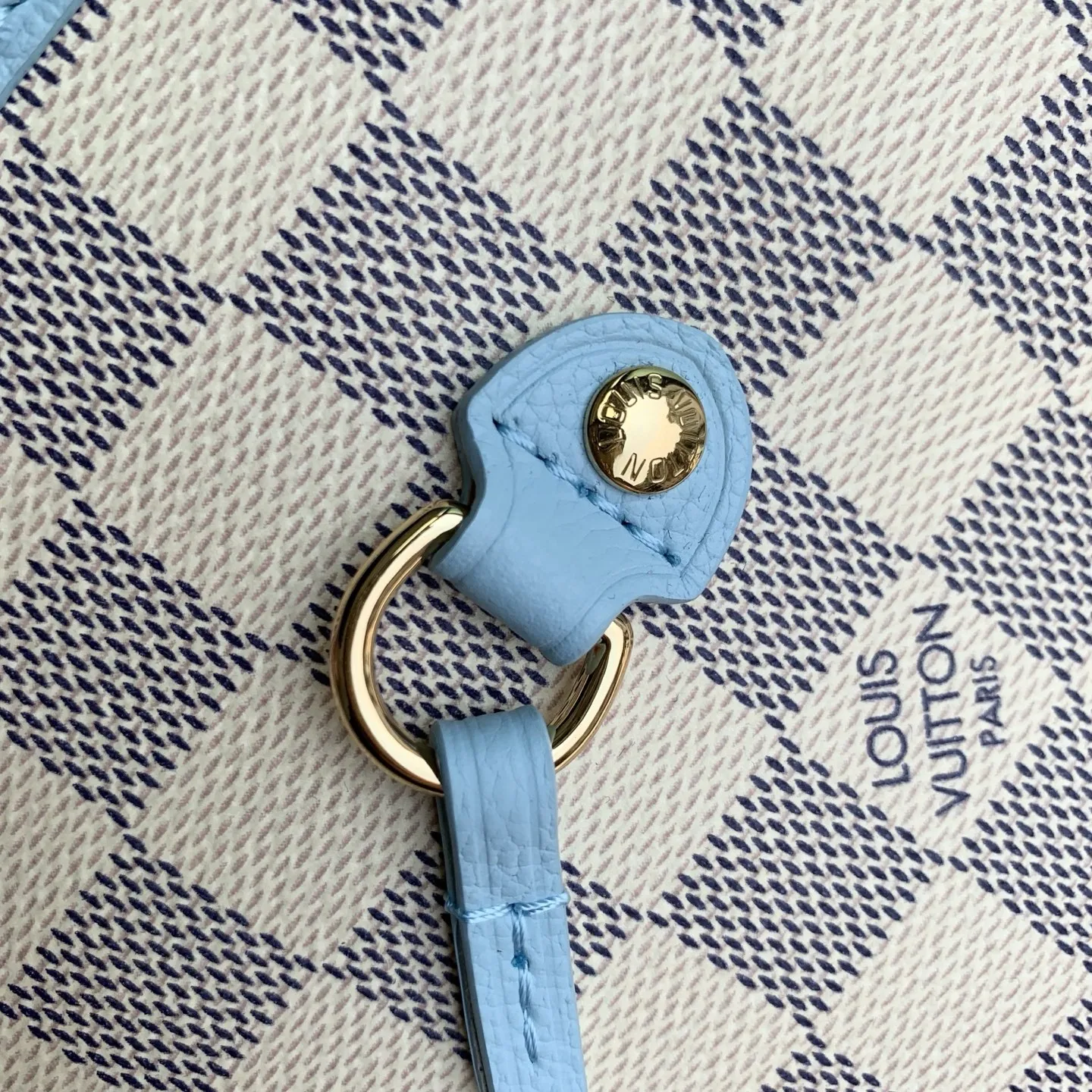 N40946白格蓝色 Damier Azur 标识以柔雅色彩新释,契合即将到来的温煦季节。本款 Neverfull Inside Out 中号手袋搭载路易威登拉链袋与莹泽金属件;侧面饰带与钩扣可灵活调节廓形。宽敞容量可轻松收纳笔记本电脑等日常物件。 47 x 28 x 14 厘米 (长度 x 高 x 宽)