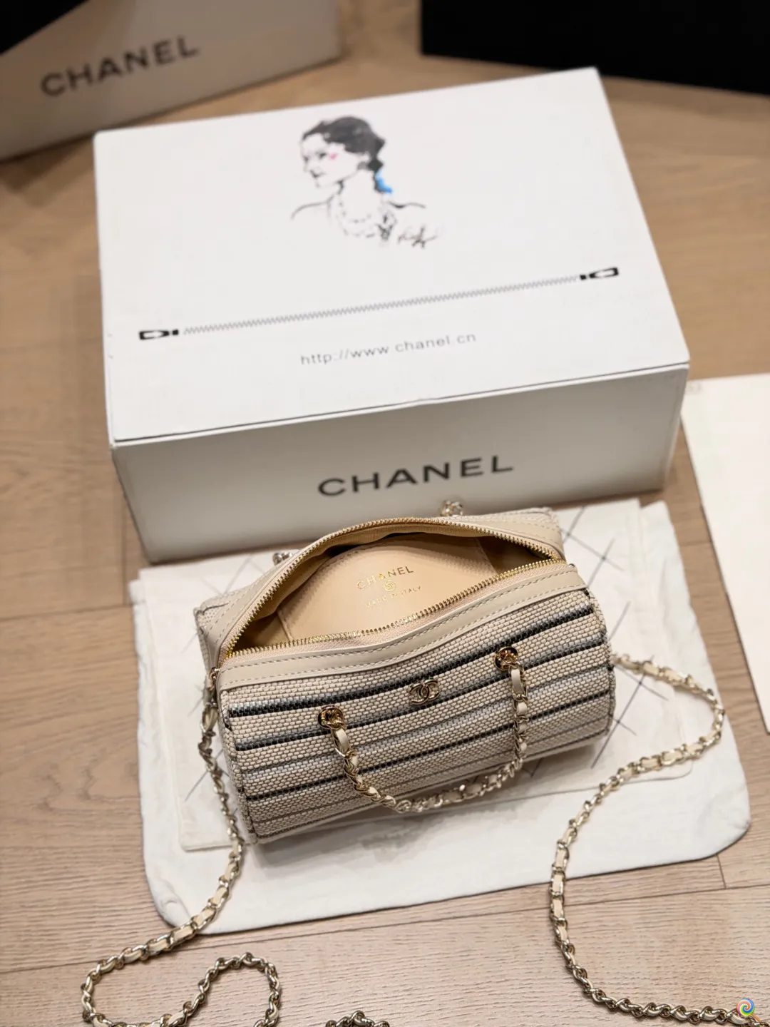 p160 chanel 保龄球 香奈儿编织条纹手袋​​ 香奈儿这款编织条纹手袋，黄白条纹设计超有夏日度假氛围感！手工编织材质，搭配经典金属双C标志，细节满分✨。金属链条肩带，手提斜挎都OK，灵活百搭。尺寸刚好，日常出行或度假都能装下随身小物，实用又时髦，是香奈儿季节限定系列，轻盈又有设计感，超适合喜欢独特风格的姐妹们 尺寸 20 13cm
