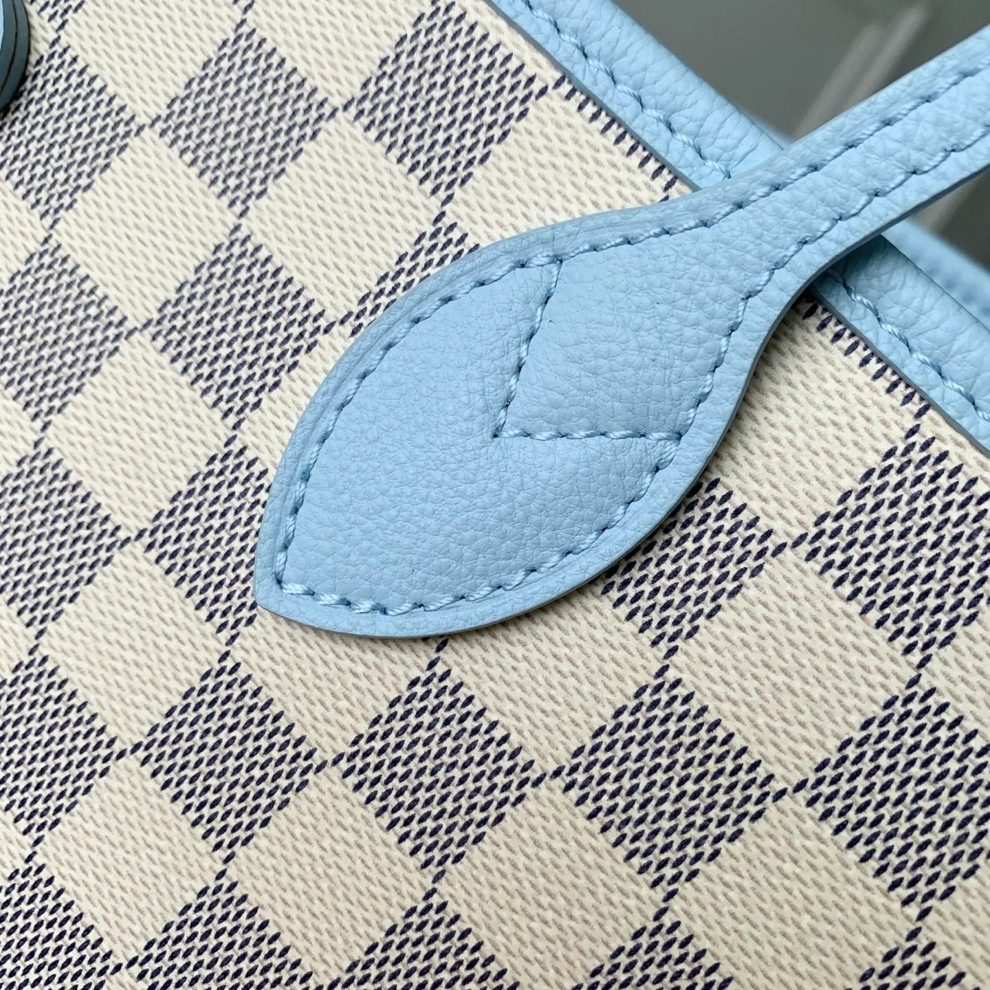 N40946白格蓝色 Damier Azur 标识以柔雅色彩新释，契合即将到来的温煦季节。本款 Neverfull Inside Out 中号手袋搭载路易威登拉链袋与莹泽金属件；侧面饰带与钩扣可灵活调节廓形。宽敞容量可轻松收纳笔记本电脑等日常物件。 47 x 28 x 14 厘米 (长度 x 高 x 宽)