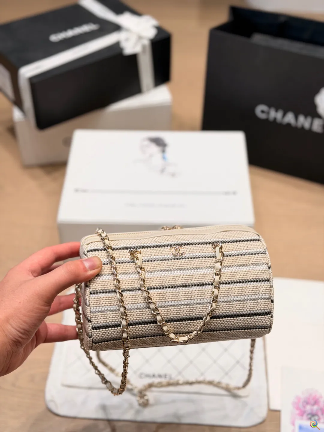 p160 chanel 保龄球 香奈儿编织条纹手袋​​ 香奈儿这款编织条纹手袋，黄白条纹设计超有夏日度假氛围感！手工编织材质，搭配经典金属双C标志，细节满分✨。金属链条肩带，手提斜挎都OK，灵活百搭。尺寸刚好，日常出行或度假都能装下随身小物，实用又时髦，是香奈儿季节限定系列，轻盈又有设计感，超适合喜欢独特风格的姐妹们 尺寸 20 13cm