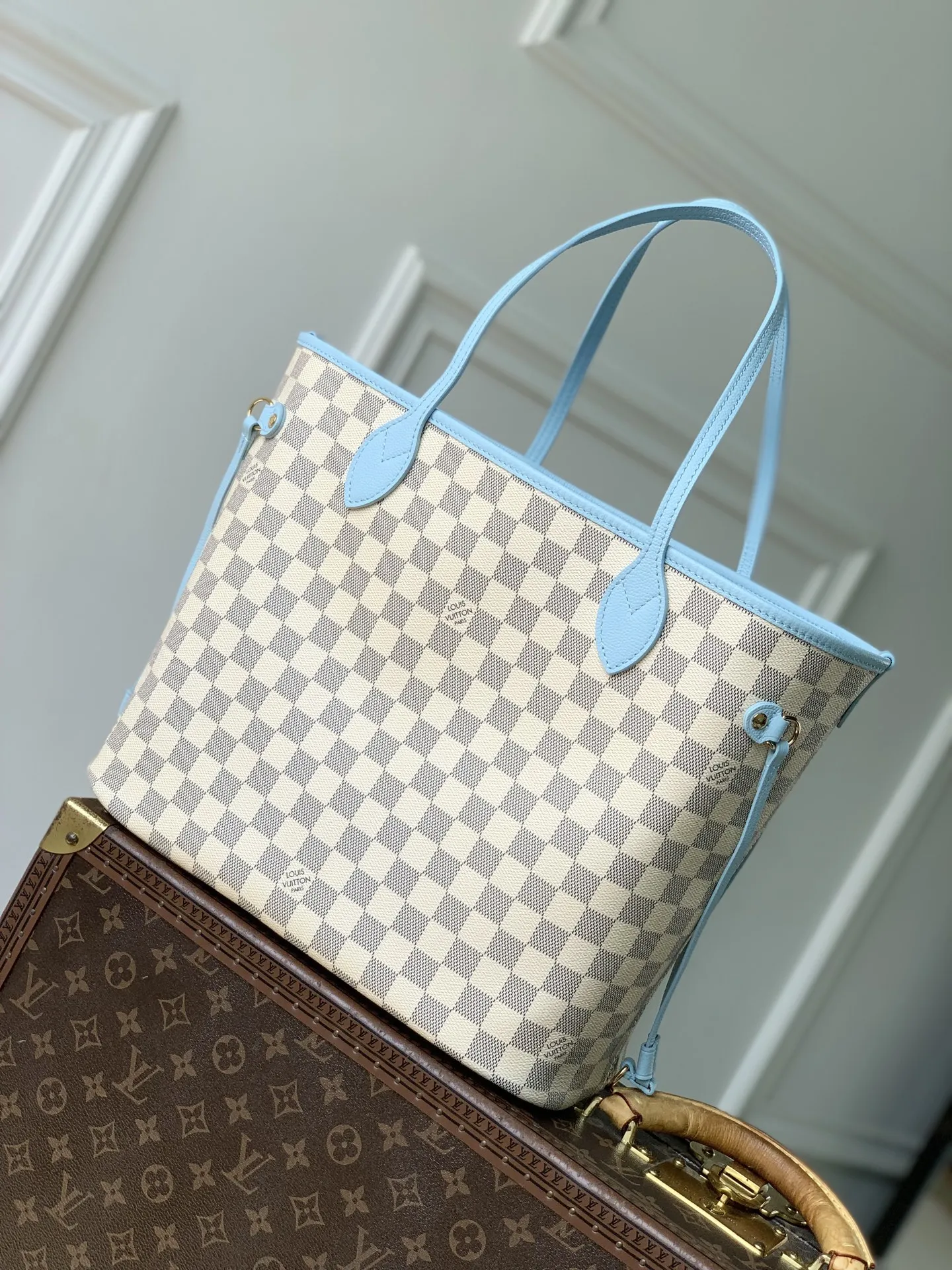 N40946白格蓝色 Damier Azur 标识以柔雅色彩新释,契合即将到来的温煦季节。本款 Neverfull Inside Out 中号手袋搭载路易威登拉链袋与莹泽金属件;侧面饰带与钩扣可灵活调节廓形。宽敞容量可轻松收纳笔记本电脑等日常物件。 47 x 28 x 14 厘米 (长度 x 高 x 宽)