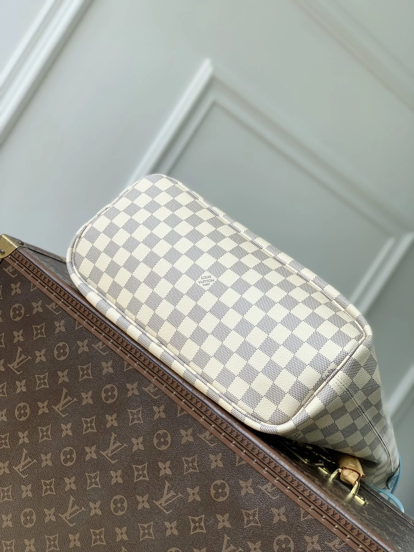 N40946白格蓝色 Damier Azur 标识以柔雅色彩新释,契合即将到来的温煦季节。本款 Neverfull Inside Out 中号手袋搭载路易威登拉链袋与莹泽金属件;侧面饰带与钩扣可灵活调节廓形。宽敞容量可轻松收纳笔记本电脑等日常物件。 47 x 28 x 14 厘米 (长度 x 高 x 宽)