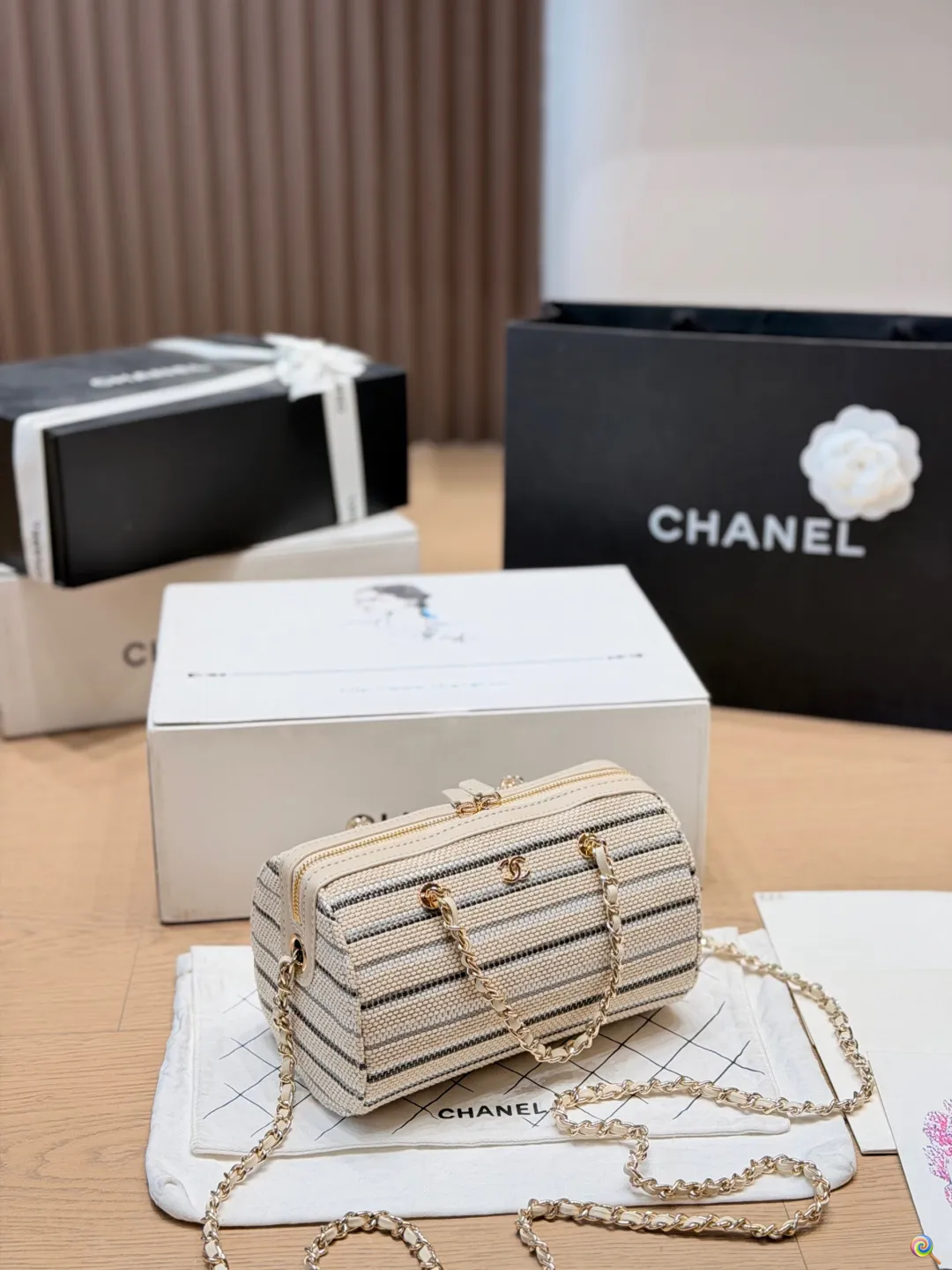 p160 chanel 保龄球 香奈儿编织条纹手袋​​ 香奈儿这款编织条纹手袋，黄白条纹设计超有夏日度假氛围感！手工编织材质，搭配经典金属双C标志，细节满分✨。金属链条肩带，手提斜挎都OK，灵活百搭。尺寸刚好，日常出行或度假都能装下随身小物，实用又时髦，是香奈儿季节限定系列，轻盈又有设计感，超适合喜欢独特风格的姐妹们 尺寸 20 13cm