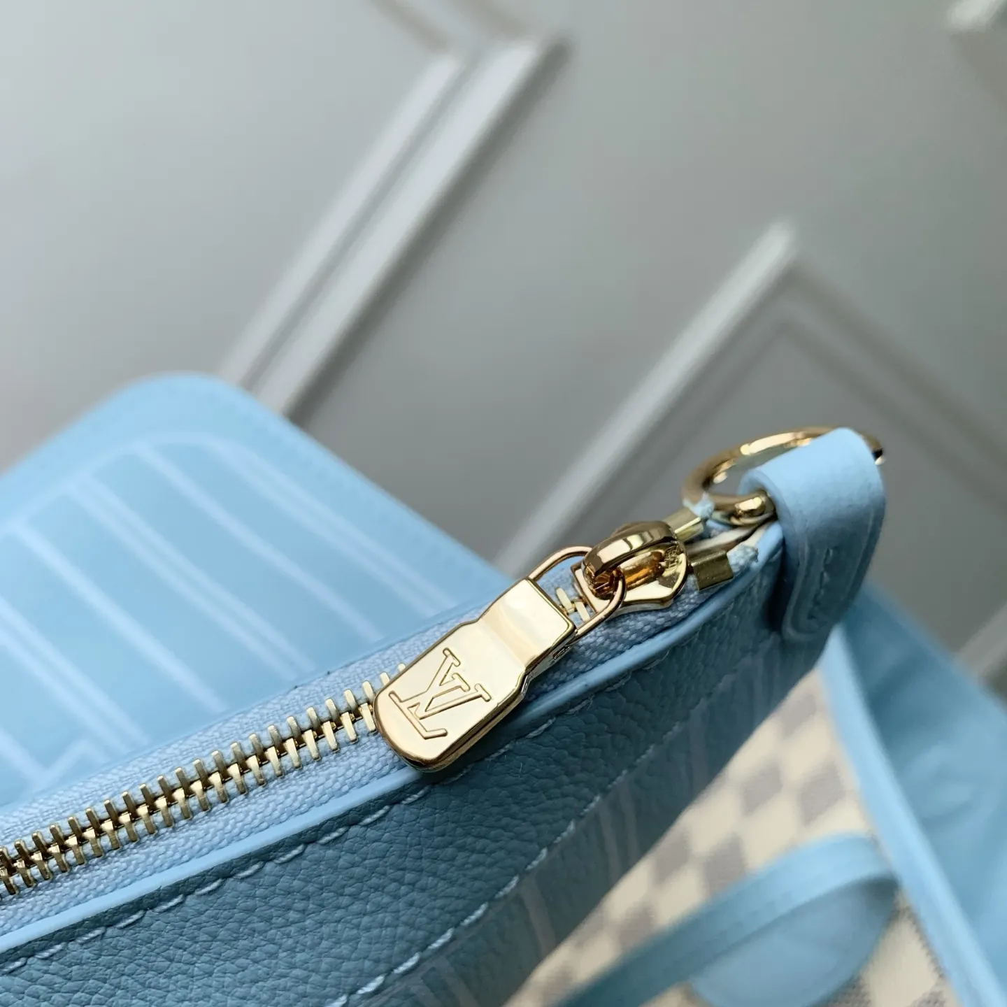 N40946白格蓝色 Damier Azur 标识以柔雅色彩新释,契合即将到来的温煦季节。本款 Neverfull Inside Out 中号手袋搭载路易威登拉链袋与莹泽金属件;侧面饰带与钩扣可灵活调节廓形。宽敞容量可轻松收纳笔记本电脑等日常物件。 47 x 28 x 14 厘米 (长度 x 高 x 宽)