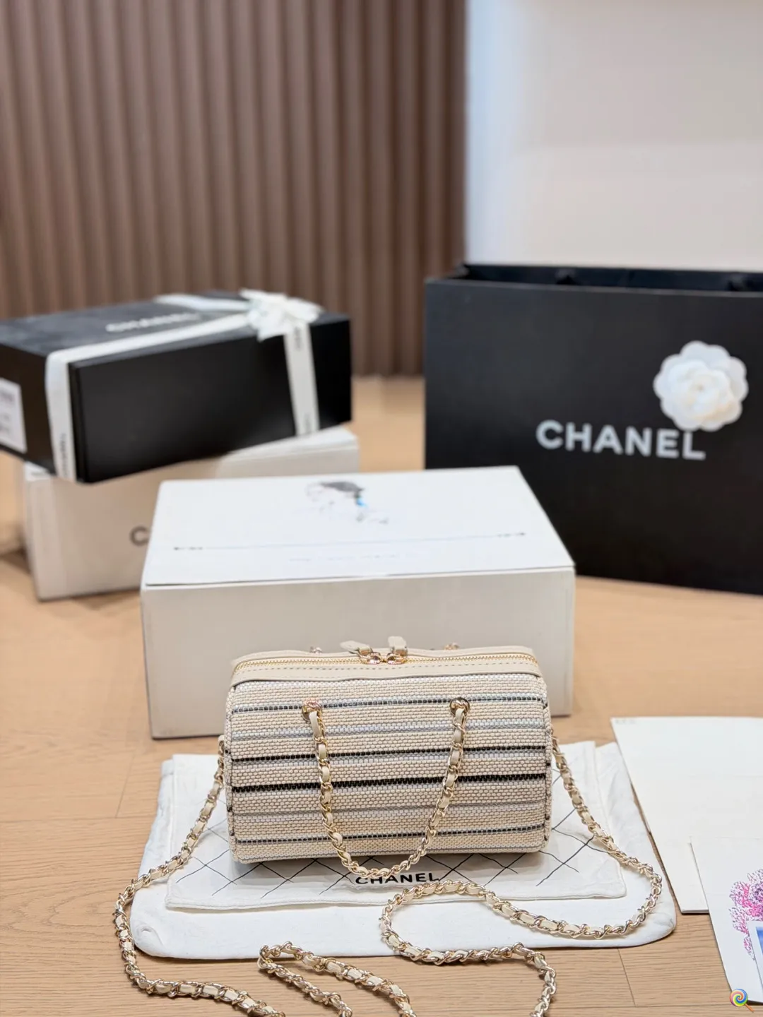 p160 chanel 保龄球 香奈儿编织条纹手袋​​ 香奈儿这款编织条纹手袋，黄白条纹设计超有夏日度假氛围感！手工编织材质，搭配经典金属双C标志，细节满分✨。金属链条肩带，手提斜挎都OK，灵活百搭。尺寸刚好，日常出行或度假都能装下随身小物，实用又时髦，是香奈儿季节限定系列，轻盈又有设计感，超适合喜欢独特风格的姐妹们 尺寸 20 13cm