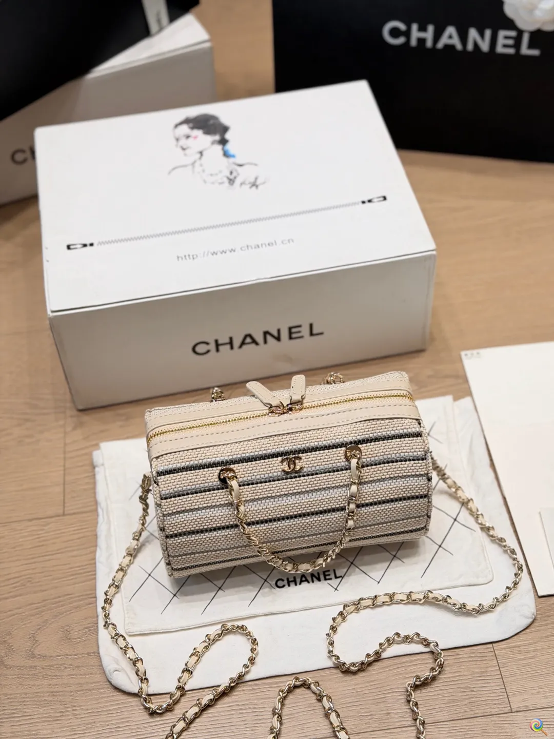 p160 chanel 保龄球 香奈儿编织条纹手袋​​ 香奈儿这款编织条纹手袋，黄白条纹设计超有夏日度假氛围感！手工编织材质，搭配经典金属双C标志，细节满分✨。金属链条肩带，手提斜挎都OK，灵活百搭。尺寸刚好，日常出行或度假都能装下随身小物，实用又时髦，是香奈儿季节限定系列，轻盈又有设计感，超适合喜欢独特风格的姐妹们 尺寸 20 13cm
