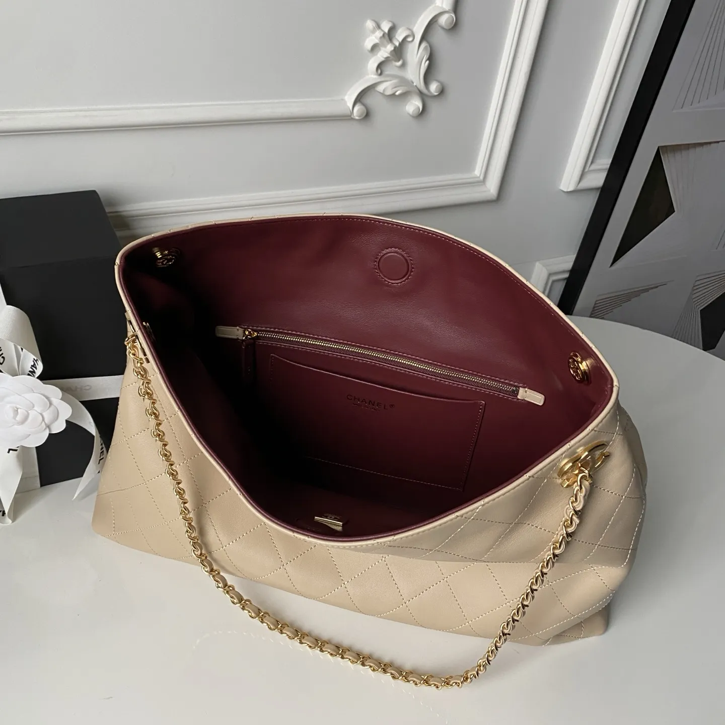 Chanel💟26S Spring/Summer 系列的爆款通勤托特包 AS6241 小牛皮手感软糯有韧性 走线工整无跳线 亮面淡金色金属链条 部分版本采用皮穿链设计 质感细腻 包口双C金属扣 既是装饰也是固定结构 经典菱格元素与现代实用主义的融合之作 它延续了香奈儿标志性的优雅基因 同时针对当代通勤需求做了轻量化 大容量的优化 尺寸:40×28×9.5cm