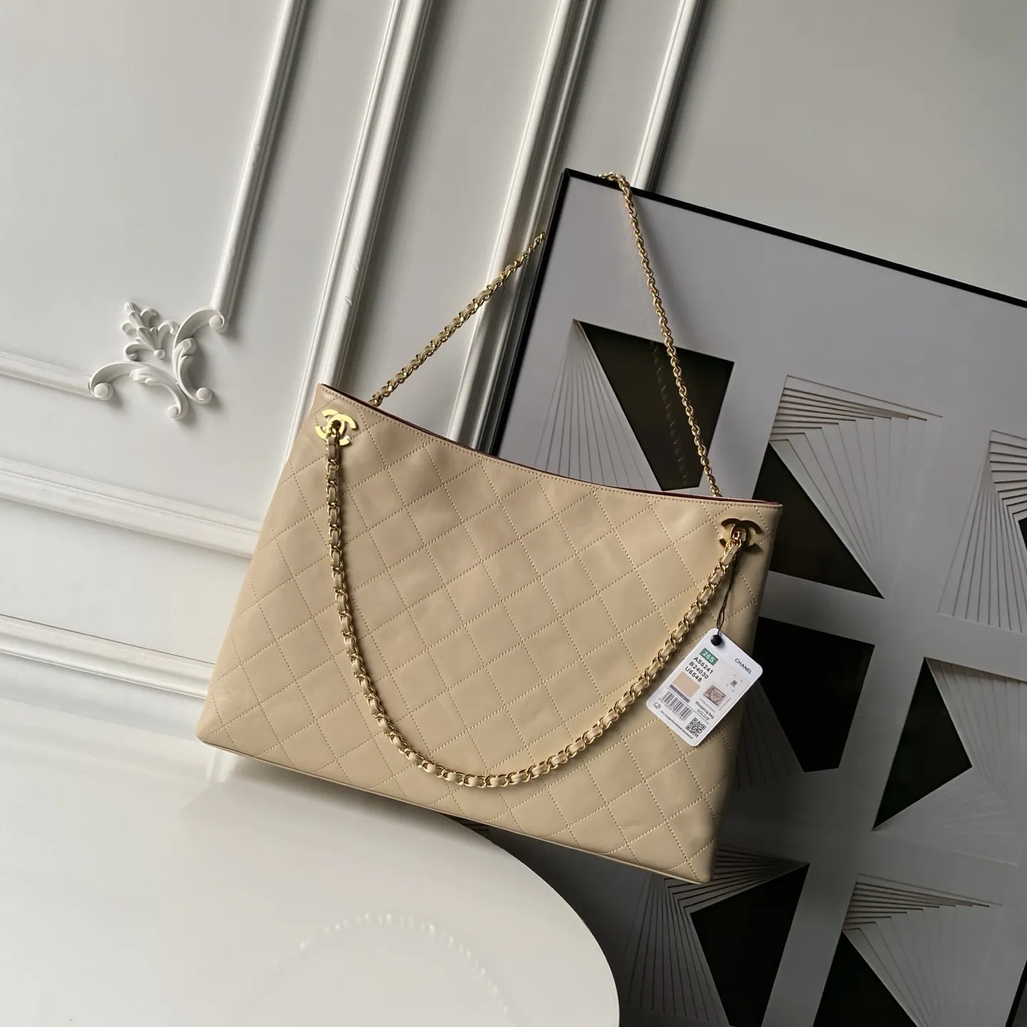 Chanel💟26S Spring/Summer 系列的爆款通勤托特包 AS6241 小牛皮手感软糯有韧性 走线工整无跳线 亮面淡金色金属链条 部分版本采用皮穿链设计 质感细腻 包口双C金属扣 既是装饰也是固定结构 经典菱格元素与现代实用主义的融合之作 它延续了香奈儿标志性的优雅基因 同时针对当代通勤需求做了轻量化 大容量的优化 尺寸:40&times;28&times;9.5cm