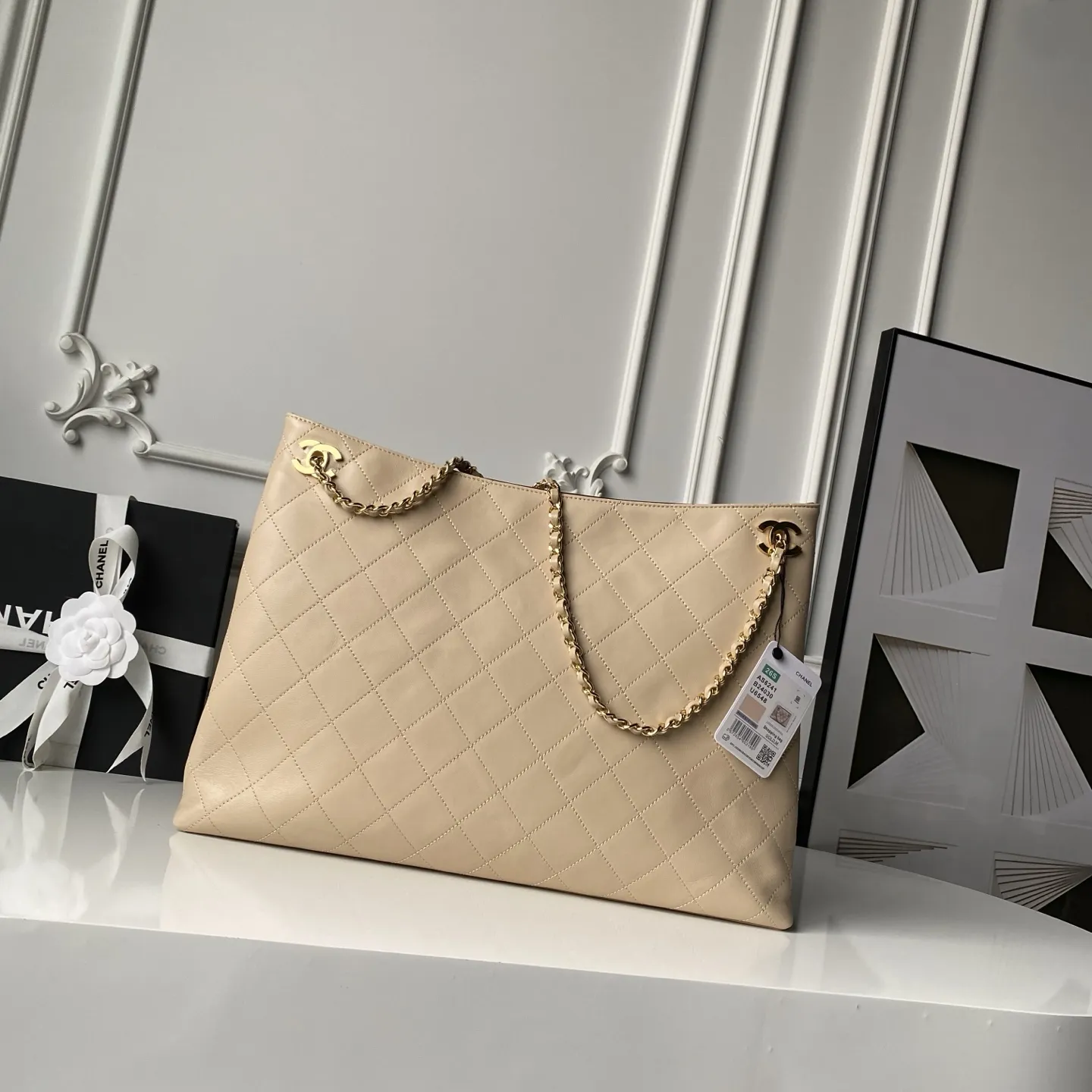 Chanel💟26S Spring/Summer 系列的爆款通勤托特包 AS6241 小牛皮手感软糯有韧性 走线工整无跳线 亮面淡金色金属链条 部分版本采用皮穿链设计 质感细腻 包口双C金属扣 既是装饰也是固定结构 经典菱格元素与现代实用主义的融合之作 它延续了香奈儿标志性的优雅基因 同时针对当代通勤需求做了轻量化 大容量的优化 尺寸:40&times;28&times;9.5cm